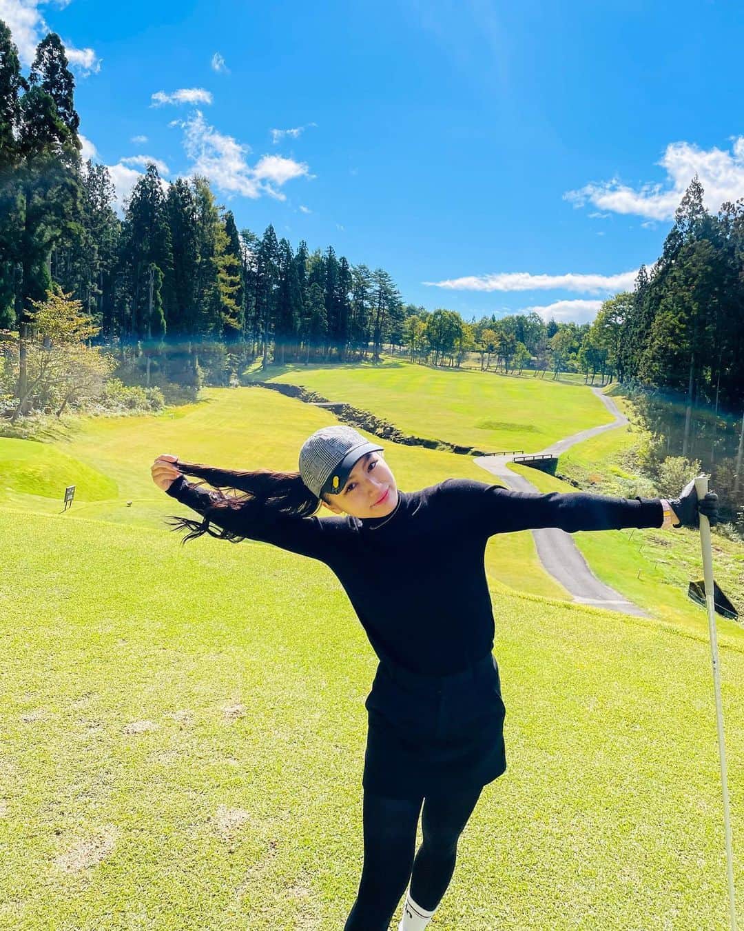 清水香澄のインスタグラム：「⛳️  ブラックコーデというより もじもじくんスタイルですね。  寒すぎてタイツ履きました 秋どこいった🙄  スワイプすると パラパラ漫画みたいになるよ笑  #ゴルフ女子 #カートは乗りません #全力疾走します #ゴルフは有酸素運動 #時差投稿」