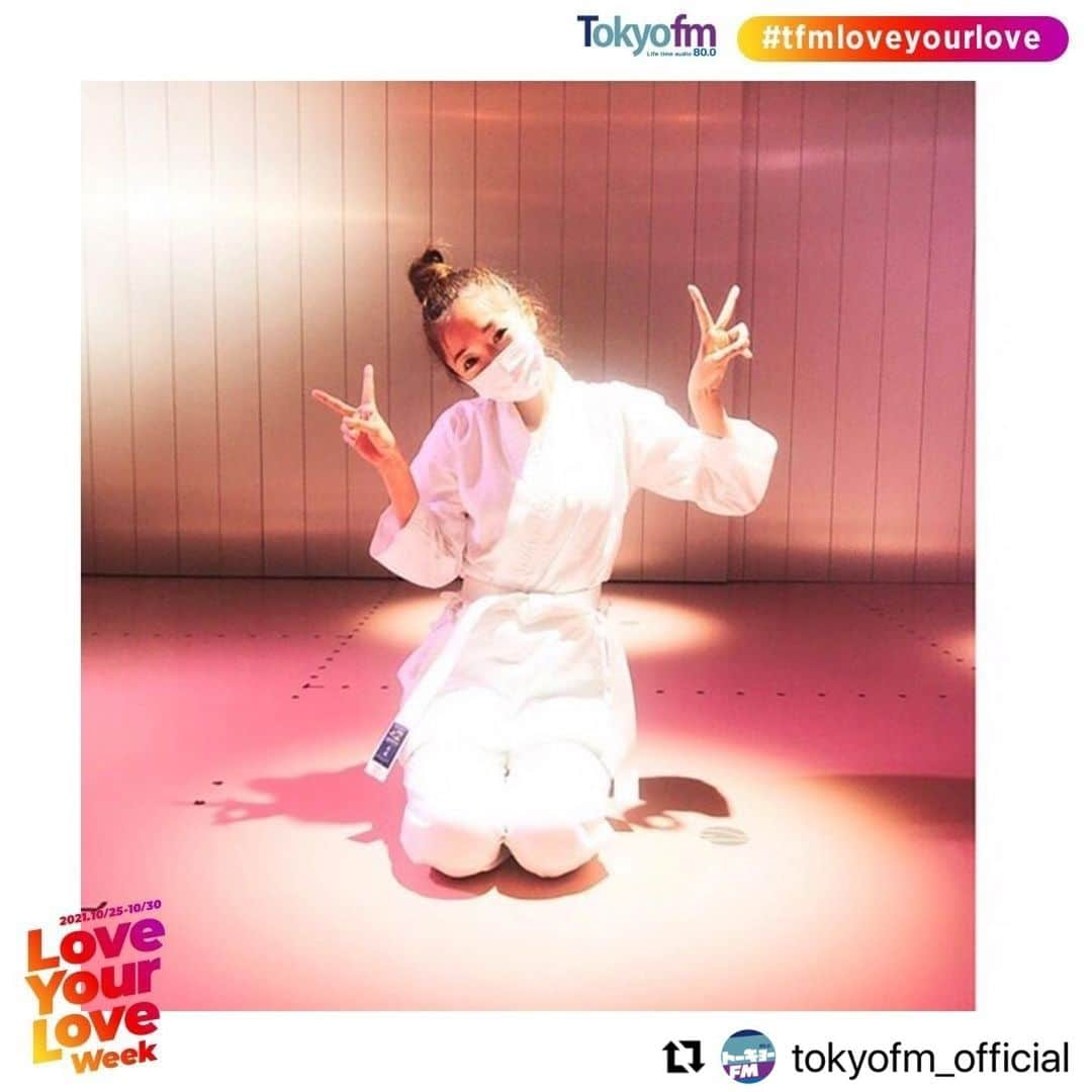 浜崎美保さんのインスタグラム写真 - (浜崎美保Instagram)「TOKYO FMでは現在RADIOとofficial Instagramで"Love Your Love Week"を開催中❤️‍🔥  浜崎美保の好きなモノ・コトも紹介されています❤️‍🔥→repost  昨夜のインスタライブもありがとうございました😋❤️‍🔥  #Repost @tokyofm_official with @make_repost ・・・ TOKYO FMパーソナリティの #tfmloveyourlove  #浜崎美保 さん🎤  #TOKYOFM × #Instagram Love Your Love Week  TOKYO FMパーソナリティの皆さんからも、好きなモノ・コトをお寄せいただいています。   次は、  月～木曜 １7:00から生放送！ #SkyrocketCompany #スカロケ 秘書の #浜崎美保 さんから！  ******************************** 私の今最も好きなコトは週末の空手稽古。 空手にどハマりしています。  きっかけは空手道場新規開講のポスティング。(すごいアナログ！)そのお知らせだけが強烈に目に入り、"心と体の鍛錬" "日本人らしい凛とした姿"の言葉に妙に惹かれ、そのまま道場に電話を。 初心者大歓迎という言葉を信じて帯を結ぶのも初めての超初心者が、毎週末一度も休むことなく道場に通い3ヶ月が経ちました。(まだ3ヶ月！立派な白帯！) 思いっきり汗をかき、息を切らし、まったくできない壁にぶちあたる。諦めず、丁寧に丁寧に繰り返す。集中集中。  敵は我にあり。  大人になってから知る初めての世界って、心の底からわくわくします。上げ受け、内受け、外受け、下段払い、四方突き、手刀受け、平安初段。まったくのゼロから少しずつ成長している自分。このささやかな達成感がたまりません。汗を流して心身ともに満たされながら、知らない自分に出会える喜び。  LOVE YOUR LOVE  空手LOVE❤️‍🔥  (決してやしろ本部長を倒すためではありません) ********************************  秘書の #空手 応援しております！押忍！  あなたがどハマりしているアレコレも、#tfmloveyourlove で教えてください❣️  #loveyourlove #好き #好きなものに囲まれた暮らし #好きなこと #ラジオ #ラジオのある暮らし #ラジオパーソナリティ #インスタグラムキャンペーン #再投稿しました #いいねコメントくださった方ごめんなさい🙇‍♀️」10月26日 13時22分 - mihohamasaki_japan