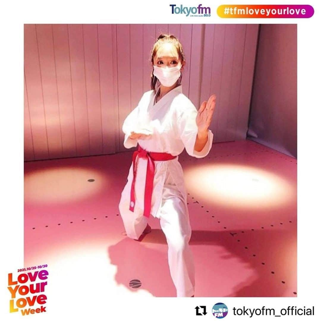 浜崎美保さんのインスタグラム写真 - (浜崎美保Instagram)「TOKYO FMでは現在RADIOとofficial Instagramで"Love Your Love Week"を開催中❤️‍🔥  浜崎美保の好きなモノ・コトも紹介されています❤️‍🔥→repost  昨夜のインスタライブもありがとうございました😋❤️‍🔥  #Repost @tokyofm_official with @make_repost ・・・ TOKYO FMパーソナリティの #tfmloveyourlove  #浜崎美保 さん🎤  #TOKYOFM × #Instagram Love Your Love Week  TOKYO FMパーソナリティの皆さんからも、好きなモノ・コトをお寄せいただいています。   次は、  月～木曜 １7:00から生放送！ #SkyrocketCompany #スカロケ 秘書の #浜崎美保 さんから！  ******************************** 私の今最も好きなコトは週末の空手稽古。 空手にどハマりしています。  きっかけは空手道場新規開講のポスティング。(すごいアナログ！)そのお知らせだけが強烈に目に入り、"心と体の鍛錬" "日本人らしい凛とした姿"の言葉に妙に惹かれ、そのまま道場に電話を。 初心者大歓迎という言葉を信じて帯を結ぶのも初めての超初心者が、毎週末一度も休むことなく道場に通い3ヶ月が経ちました。(まだ3ヶ月！立派な白帯！) 思いっきり汗をかき、息を切らし、まったくできない壁にぶちあたる。諦めず、丁寧に丁寧に繰り返す。集中集中。  敵は我にあり。  大人になってから知る初めての世界って、心の底からわくわくします。上げ受け、内受け、外受け、下段払い、四方突き、手刀受け、平安初段。まったくのゼロから少しずつ成長している自分。このささやかな達成感がたまりません。汗を流して心身ともに満たされながら、知らない自分に出会える喜び。  LOVE YOUR LOVE  空手LOVE❤️‍🔥  (決してやしろ本部長を倒すためではありません) ********************************  秘書の #空手 応援しております！押忍！  あなたがどハマりしているアレコレも、#tfmloveyourlove で教えてください❣️  #loveyourlove #好き #好きなものに囲まれた暮らし #好きなこと #ラジオ #ラジオのある暮らし #ラジオパーソナリティ #インスタグラムキャンペーン #再投稿しました #いいねコメントくださった方ごめんなさい🙇‍♀️」10月26日 13時22分 - mihohamasaki_japan