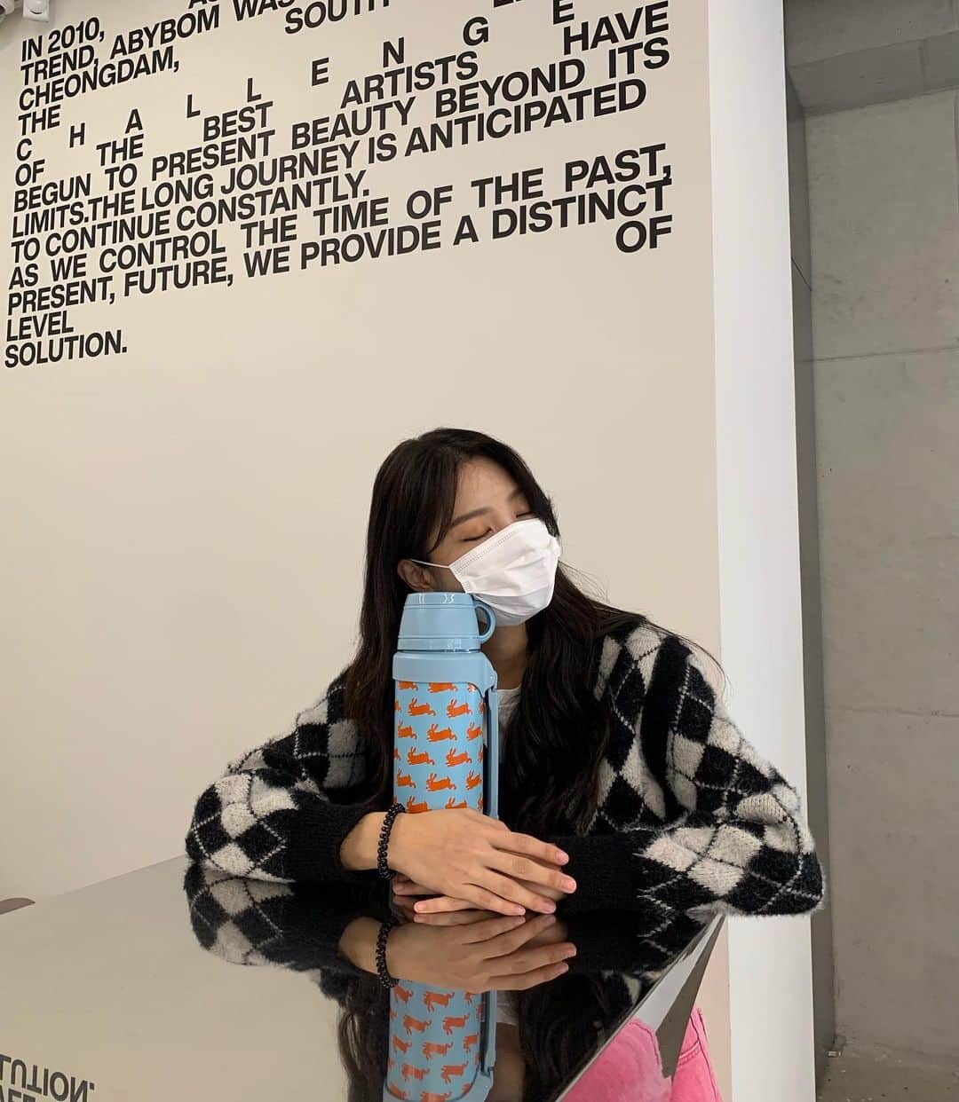 オム・ヒョンギョンのインスタグラム：「배도라지차와 한 몸이 되어야 하는 계절이에요💕 오늘은 영동시장 가서 재료 좀 사서 들어가야겠어요😇  #광고#GS리테일 #GS상상초월 #GS리테일X키티버니포니」