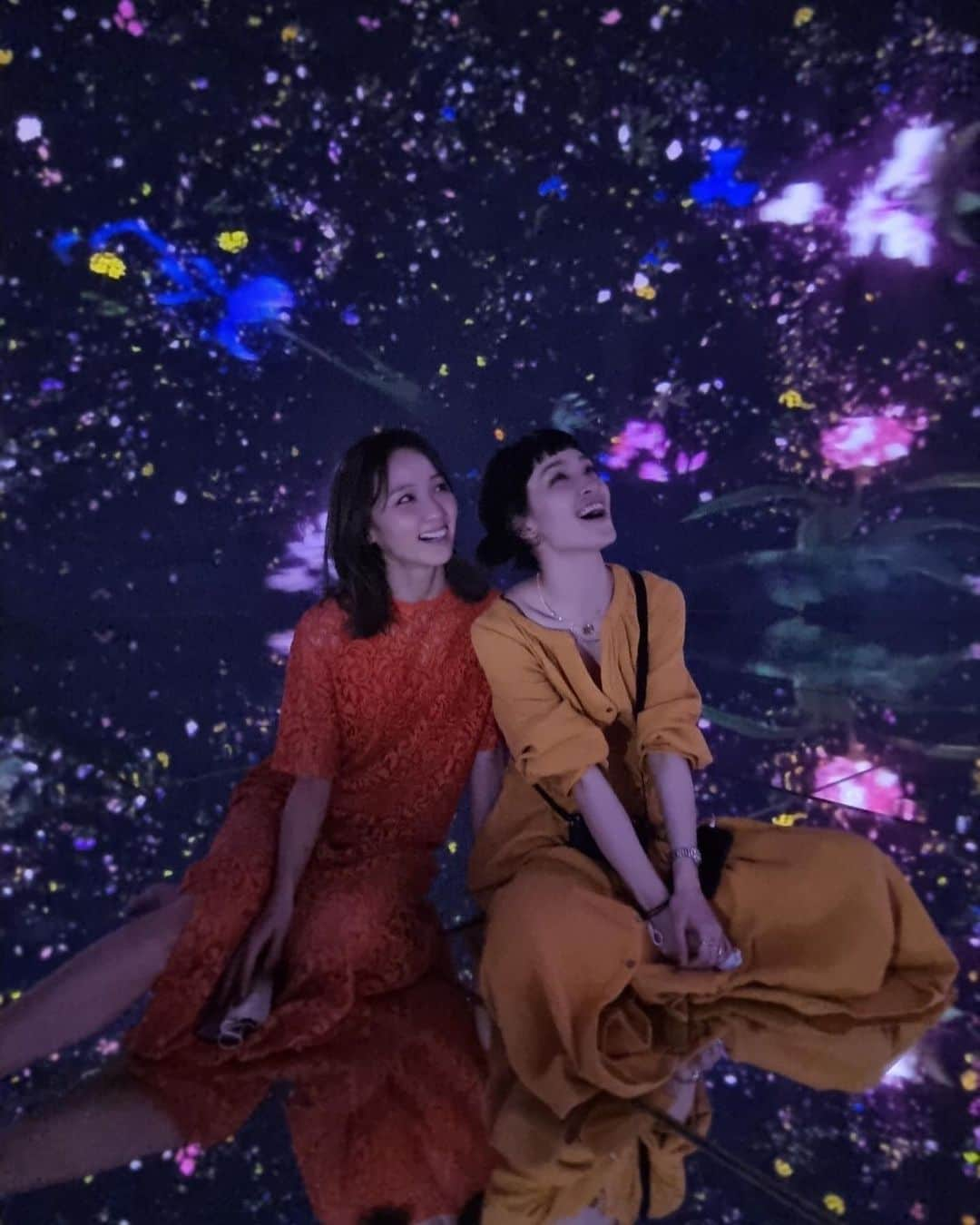 Ami さんのインスタグラム写真 - (Ami Instagram)「先日、彩芽ちゃんと初めての @teamlab.planets へ‼︎ 五感で楽しむアート空間 楽しすぎるデートでした💛💗💜  併設されてる @vegan_uzu のお茶ラーメンとジェラートもいただきました‼︎ ヴィーガンのイメージが覆される美味しさ‼︎ 終始、毎日食べたいーって言いながら完食しました😂w  彩芽ちゃん‼︎ またすぐ会いたいぞーーー‼︎😘」10月26日 14時09分 - ami_dream05