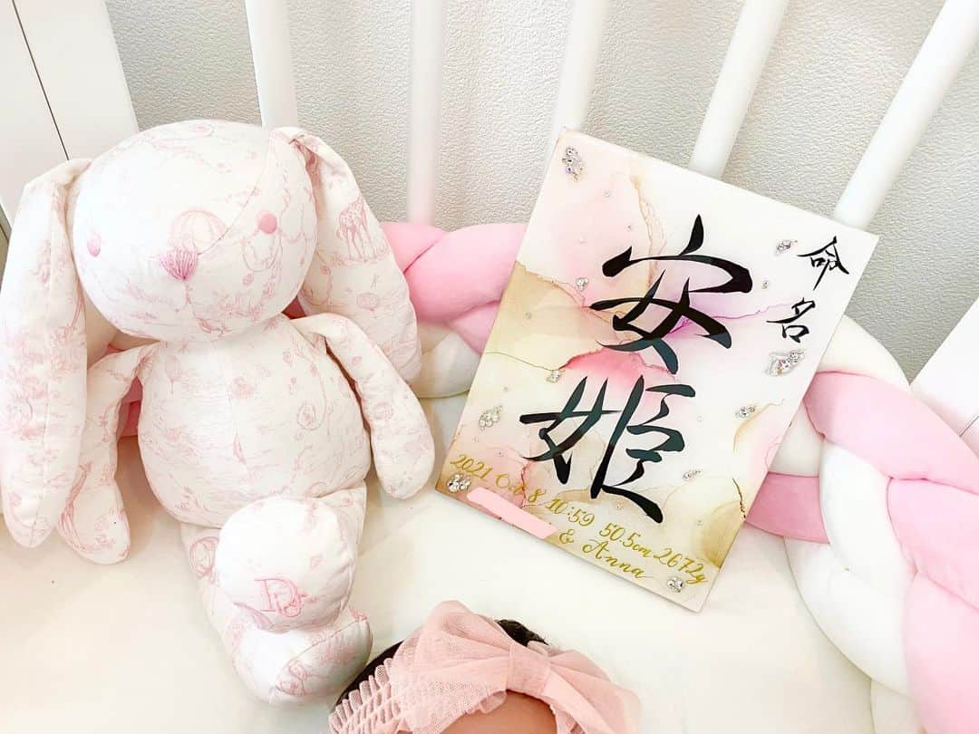 石田安奈のインスタグラム：「命名書は自分達でも書きましたが最近はオシャレな可愛いのも沢山あるからインスタから探してオーダーでお願いしました☺️  ファーストトイは @babydior のうさぎちゃん🐰💝  命名書は@shomalumeimei  さんに安姫のイメージを伝えて書いていただきました。  #命名書 #オーダー#出産報告#女の子ママ#女の子ベビー#出産#プレママ#妊娠記録#初マタ#新生児#育児#無痛分娩#子育てグラム#子育て日記#産後#出産レポ#赤ちゃん#新米ママ#親バカ部#べビスタグラム#赤ちゃんのいる生活#girl#baby#babygirl#mom#happymom#dior #babydior」
