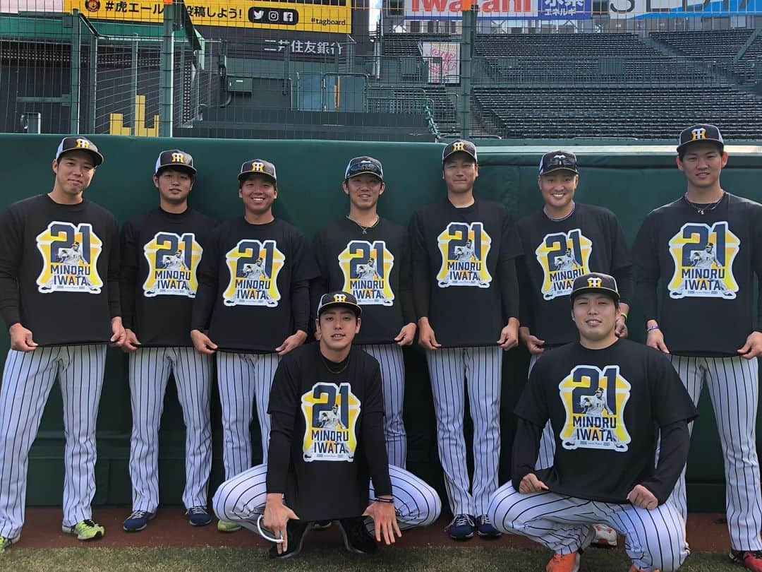 阪神タイガースさんのインスタグラム写真 - (阪神タイガースInstagram)「今日は甲子園球場で岩田稔選手の引退セレモニーが行われます！ 練習前、岩田選手の引退記念Tシャツを着て📸  #岩田稔 選手 #引退セレモニー  #記念撮影  #阪神タイガース #挑超頂」10月26日 14時24分 - hanshintigers_official