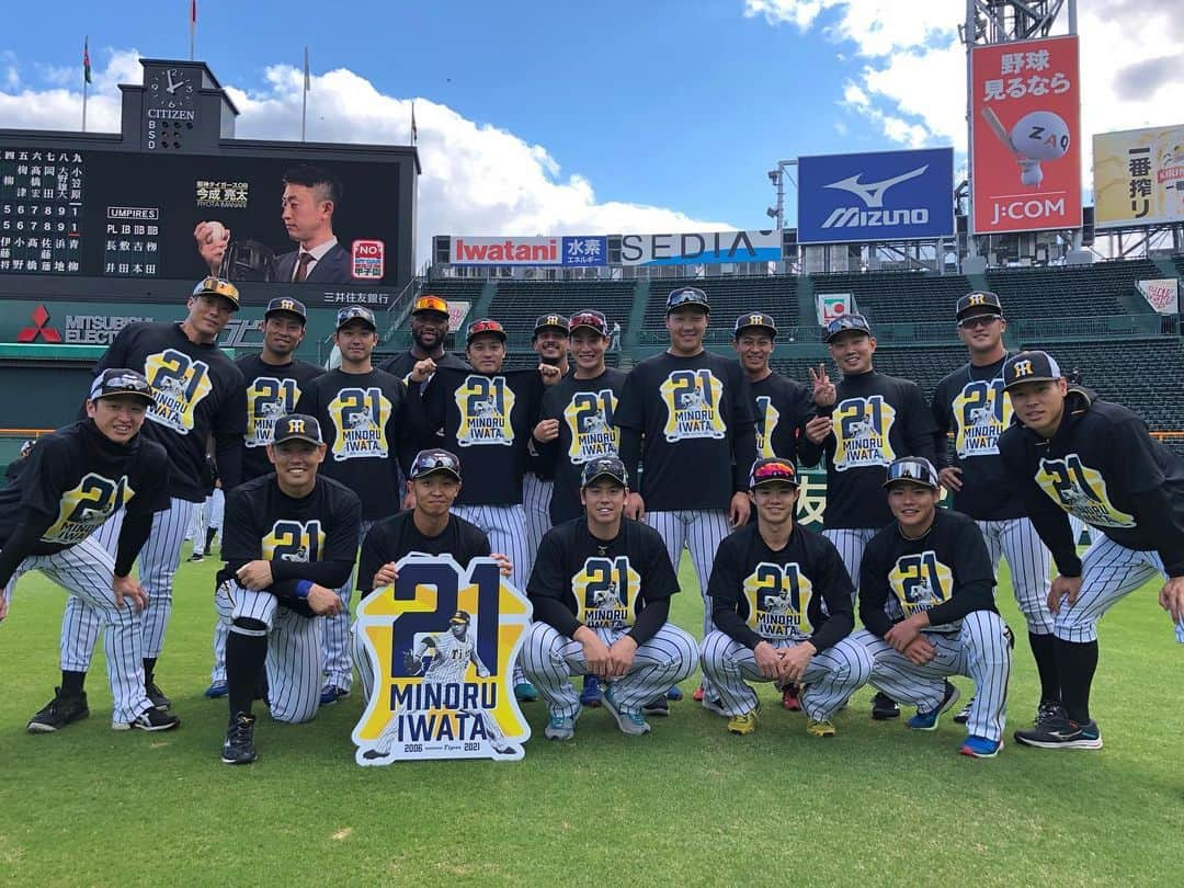 阪神タイガースさんのインスタグラム写真 - (阪神タイガースInstagram)「今日は甲子園球場で岩田稔選手の引退セレモニーが行われます！ 練習前、岩田選手の引退記念Tシャツを着て📸  #岩田稔 選手 #引退セレモニー  #記念撮影  #阪神タイガース #挑超頂」10月26日 14時24分 - hanshintigers_official