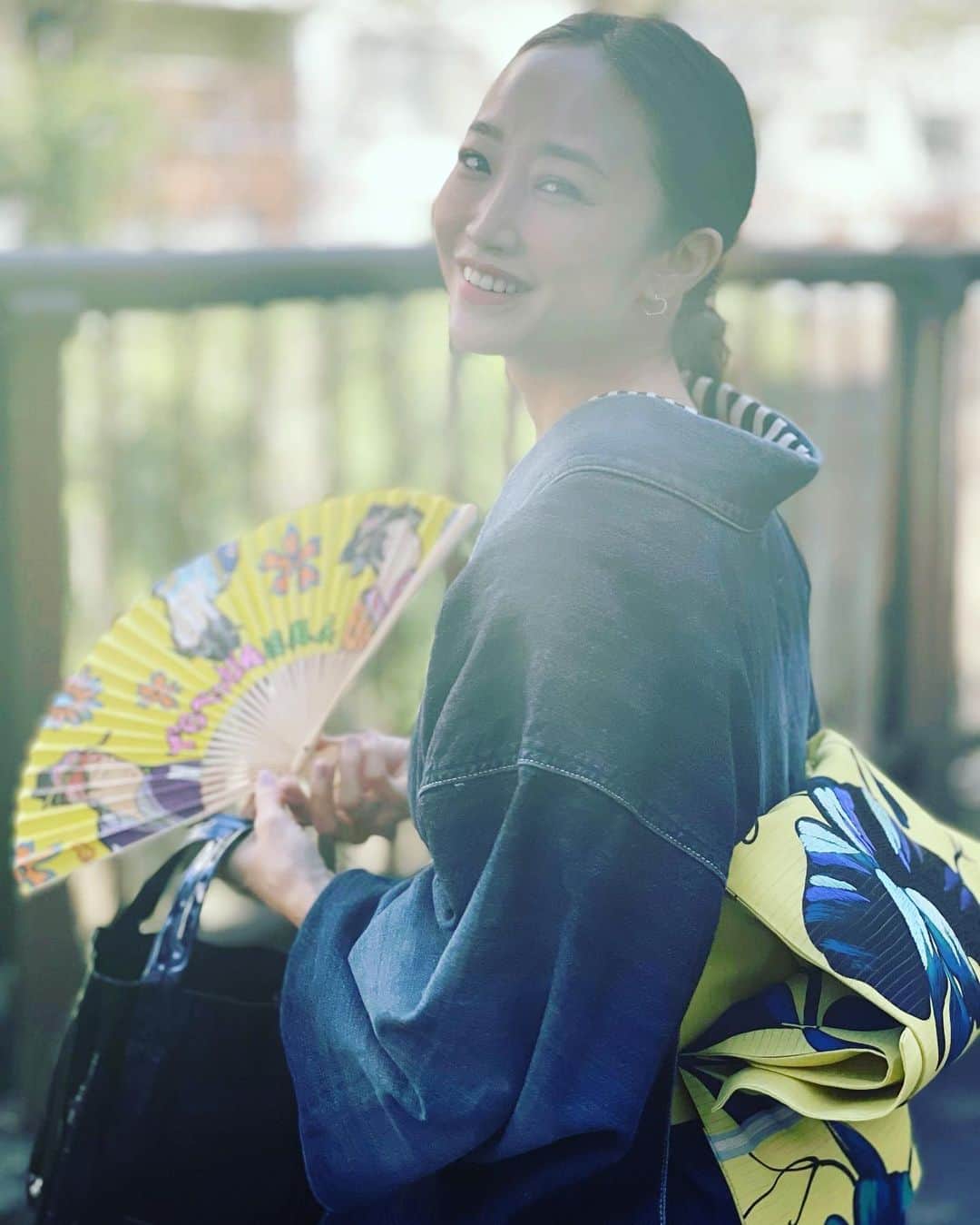 神崎恵さんのインスタグラム写真 - (神崎恵Instagram)「週末に着ていたデニム。 デニムをはこうか👖デニムを着ようか👘迷い。 着ました。 普段から着ることが多いお着物。 さらっとカジュアルに楽しむことも多いです。 お願いをしていたアンティークの帯と帯留めをとりに　@kimono_kapuki へ。 やわらかいお色ではんなりも好きですが、 遊びをきかせるのも好きです。 この日つけたのもアンティーク帯。 100年の時を越えた帯。 現代にはない色合わせや柄は、見惚れるほど。 唯一無二の存在感に心奪われ、ついつい集めてしまいます。 デニムには、髪もサクッと簡単に。 帯は銀座結びにしました。  今夜はお弁当ライブをしたいなぁと。 できるかなぁ。 できたらいいなぁ。  #デニム着物 #銀座結び」10月26日 15時09分 - megumi_kanzaki
