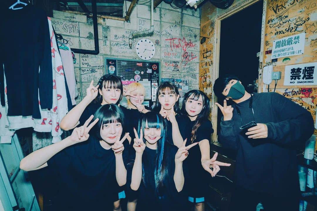 さかい（ステレオパンダ）さんのインスタグラム写真 - (さかい（ステレオパンダ）Instagram)「NANONI 1st ONE MAN LIVE  終了直後のメンバーとギャルピースの僕  #NANONI  #idol  #tokyo  #japan」10月27日 0時44分 - sakai_19920611