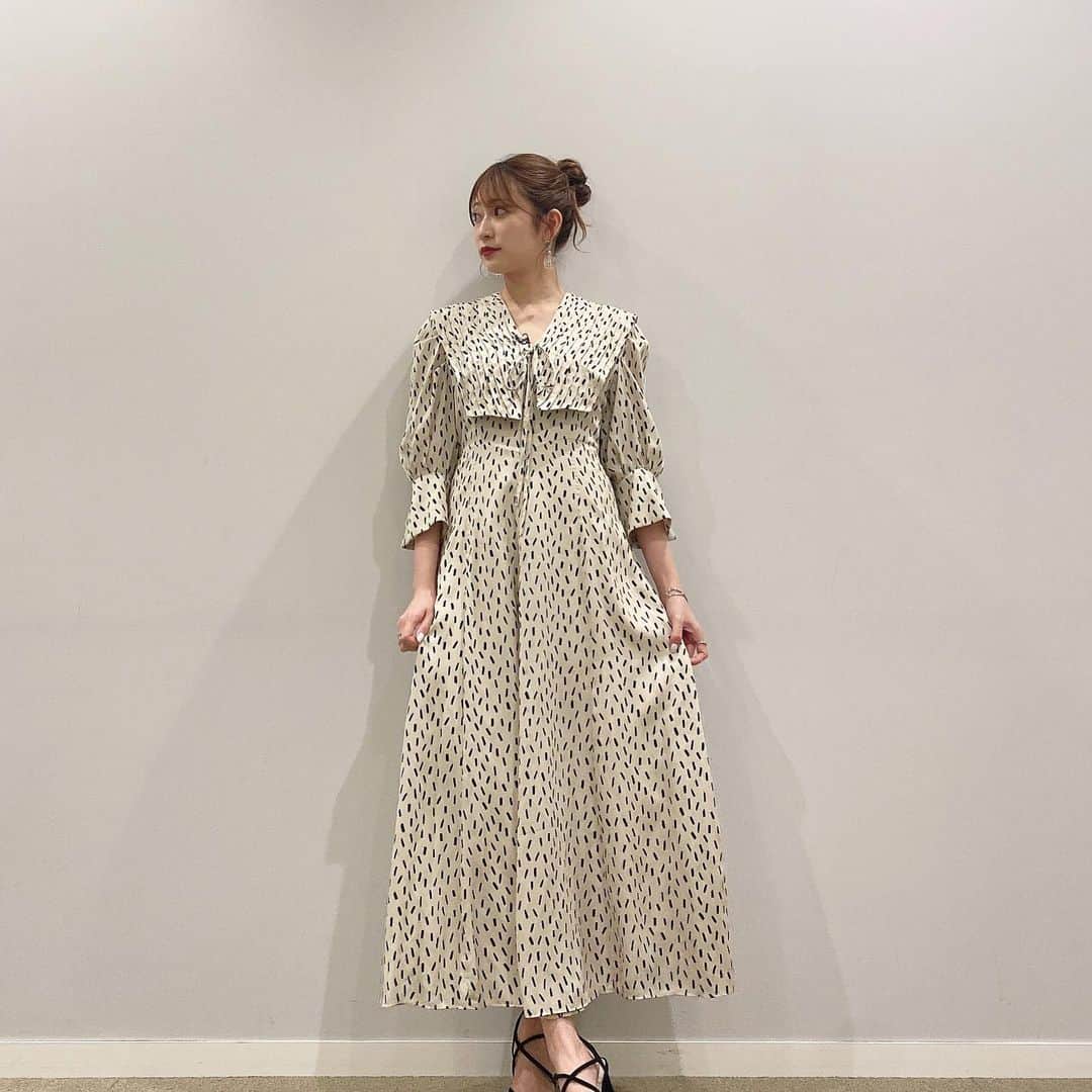 吉田朱里さんのインスタグラム写真 - (吉田朱里Instagram)「今日のお衣装🤍🤍🤍 襟の形が可愛かったのでお団子ヘアにしてもらいました🤍🖤」10月27日 0時55分 - _yoshida_akari