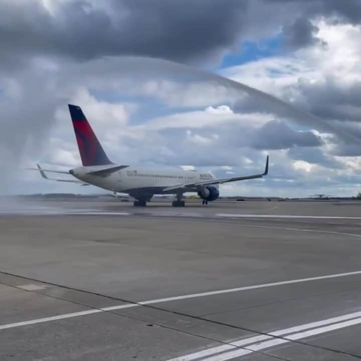 デルタ航空のインスタグラム：「The @braves are headed to the final battle, and we’re sending them off in style.  Good luck to our hometown team tonight! #BattleATL」