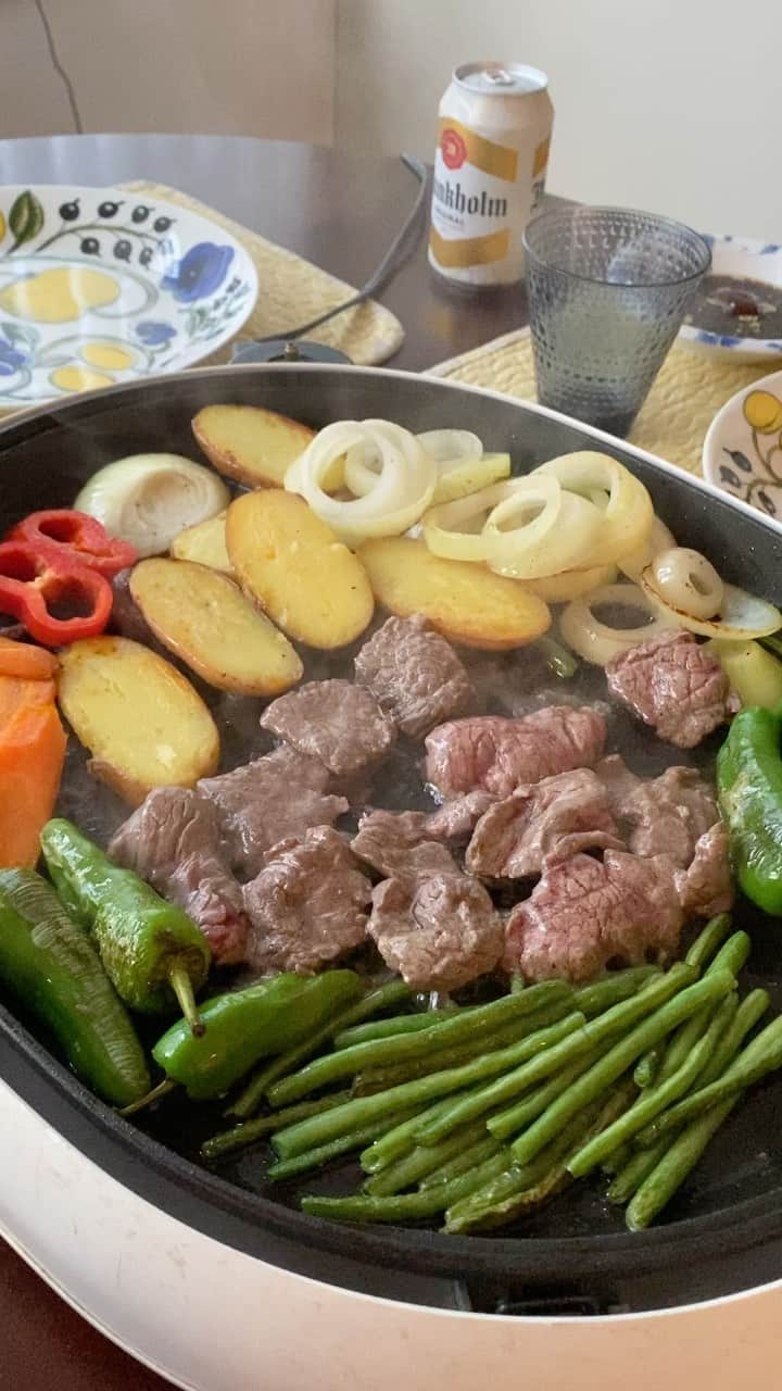 Rie's Healthy Bento from Osloのインスタグラム：「Dinner last night. Can you smell the grilling beef and vegetables 😆😁😆😁🍺 #dinner #instafood #yummy #tablegrill #ホットプレート#焼肉大会#ビール#晩ごはん#夕食#godmat #middag#middagtips」