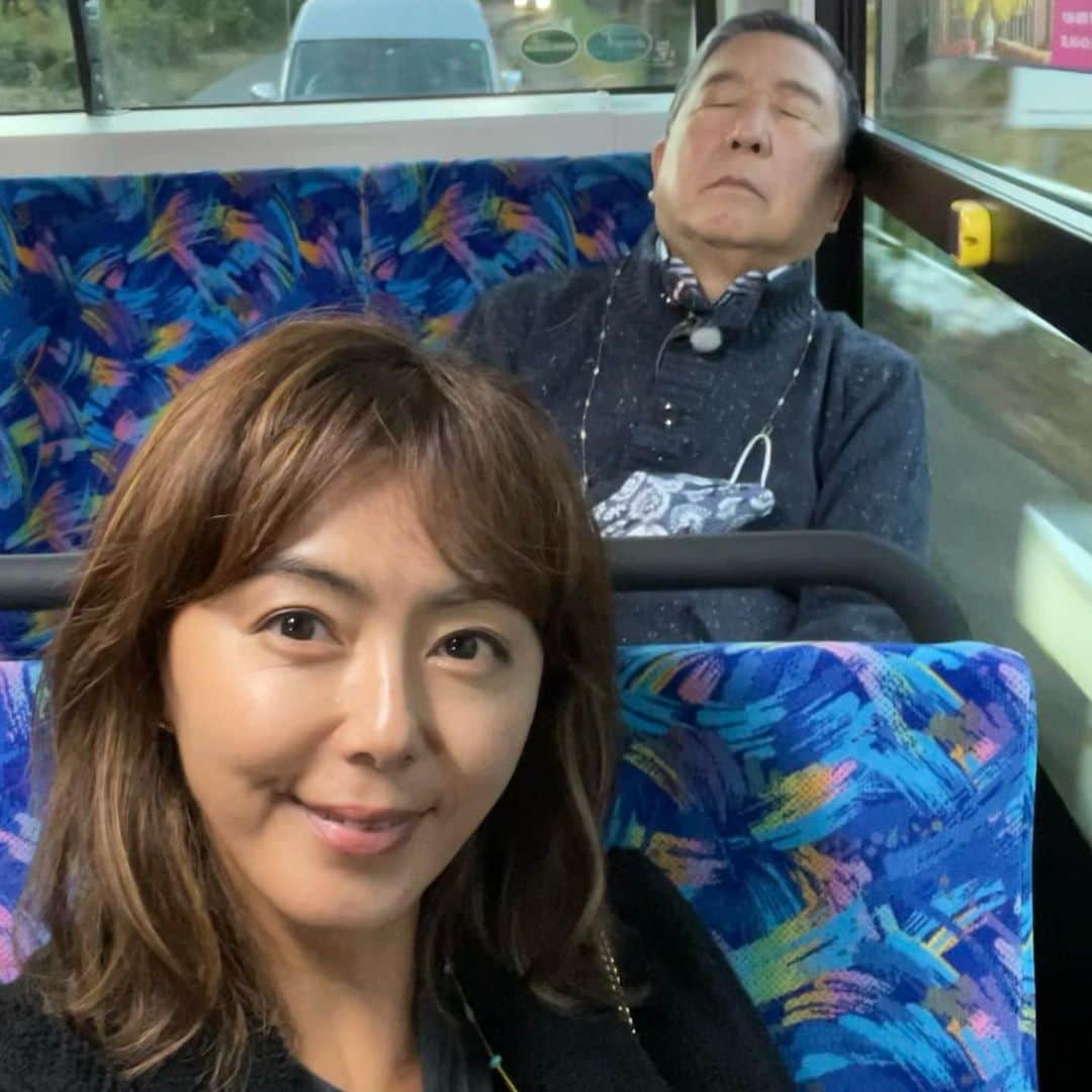 のインスタグラム：「路線バスで寄り道の旅🚌ロケ  朝から成田方面で撮影してます📷  徳さんは、お医者さまから、太り過ぎて食事制限🍽が出され、この1か月半、玄米食で頑張ってます👏 ちょいとフェイスラインがスッキリしたの分かるかな🙌  カメラを持ってイタズラしたり、いつもお茶目な徳さんです🤩  #路線バスで寄り道の旅  #バス旅🚌  #テレビ朝日 #ゲストさんは #また告知します #徳さん安定の爆睡  #これがないとね #5000歩以上歩いた #休憩しないとね」