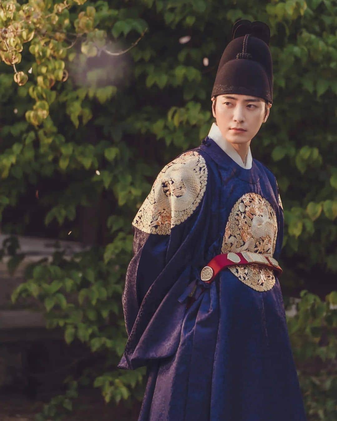 イ・ジュニョクのインスタグラム：「Lee Junhyuk's special appearance in "Secret Royal Inspector Joy" 💙  November 8th, 10:30 PM. The first episode of tvN's "Secret Royal Inspector Joy".  Lee Junhyuk 🔜 Crown Prince dreaming of a new Joseon 👑 . Reposted from @acefactory.official ⠀ ⠀ 이준혁 '어사와 조이' 특별출연💙 이준혁🔜새로운 조선을 꿈꾸는 세자👑 ⠀ 11월 8일 밤 10시 30분 tvN '어사와 조이' 첫 방송📺 ⠀ #이준혁 #Leejunhyuk #세자  #tvN #어사와조이 #에이스팩토리 #acefactory (사진 tvN '어사와조이')」