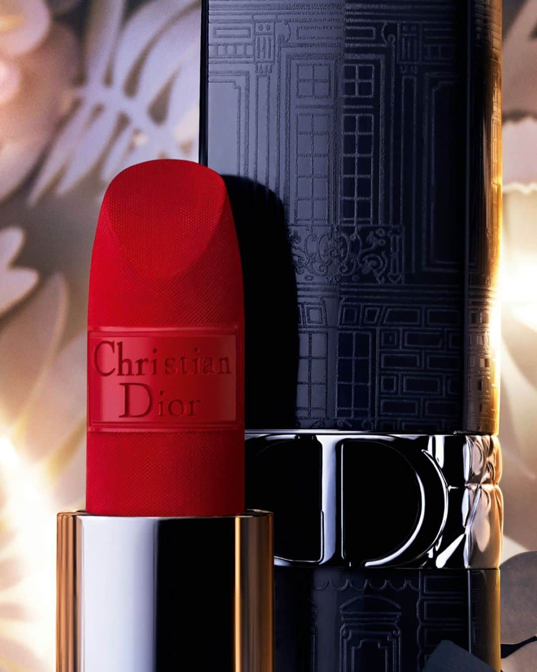 クリスチャンディオールさんのインスタグラム写真 - (クリスチャンディオールInstagram)「For irresistible lips this holiday season, discover the limited-edition of the iconic Rouge Dior and its night blue packaging engraved with the image of the House’s iconic façade! • ROUGE DIOR 858 Red Pansy Limited Edition • #DiorBeauty #DiorMakeup #DiorHoliday #DreamInDior #RougeDior」10月26日 17時37分 - dior