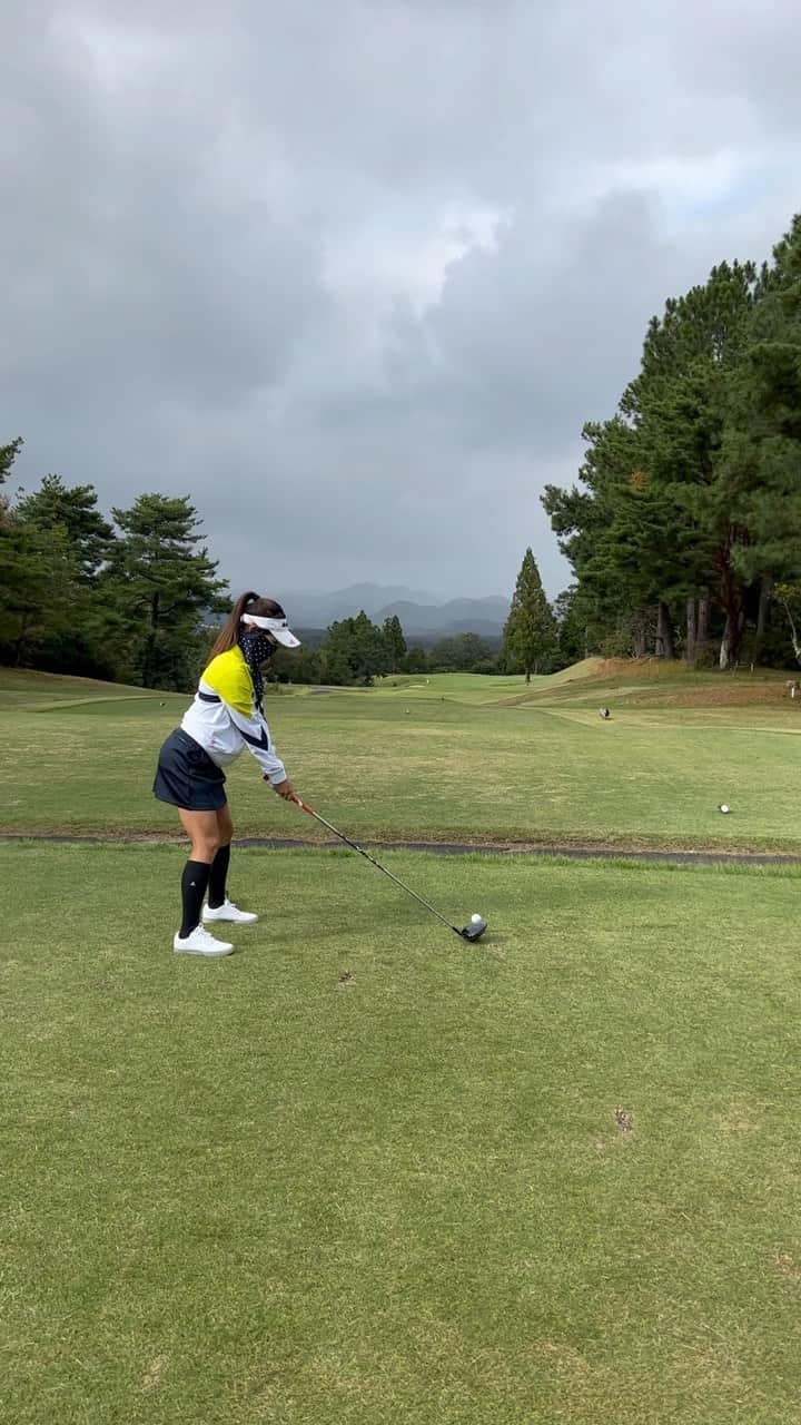 Erinaのインスタグラム：「スイング動画🏌️‍♀️ ドライバーしょっとぉぉぉ✈️  🔵からまわったときのん ちょっとスイング変えてみた🤏  #ゴルフ#ゴルフ男子#ゴルフ女子#ゴルフスイング#ゴルフファッション#ゴルフレッスン#ゴルフ好き#ゴルフ場#ゴルフウェア#ゴルフコーデ#ゴルフ練習#ゴルフ三昧#ゴルフ仲間#ラウンド#ゴルフバカ#ニアピン#ドラコン#ゴル女#ゴルファー#ゴルフ中毒#エンジョイゴルフ#ごるふ#ルコック#ルコックゴルフ #golf#golfer#lecoq#lecoqgolf」