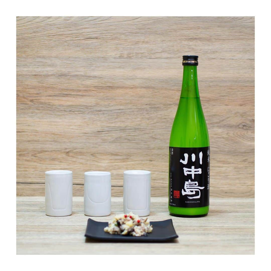 IKKONさんのインスタグラム写真 - (IKKONInstagram)「. 【IKKONで日本酒飲み比べ】  今回飲み比べた日本酒は 【川中島　純米にごり酒】 酒千蔵野（しゅせんくらの）のお酒🍶 長野県で最も長い歴史をもつ酒蔵です！  にごり酒のまろやかな口当たりと 純米酒のピリッとした辛口が マッチしてぐいぐい飲めてしまいます♪  ◎Round 甘味が引き立つ  ◎Straight 辛さとまろやかさが ちょうど良く共存する  ◎Narrow 酸味が引き立ち 華やかに香る  このように1本の日本酒で、 3種類の味わい方ができるのがIKKONです。  是非お気に入りの日本酒で 試してみてくださいね！  詳細は【@ikkon.life】 プロフィールリンクから。  ------------------------------------------- 【IKKONとは】 IKKONとは3種の味わい方が 楽しめるぐい呑みです。  二重焼という大堀相馬焼の特徴と、 その内側の形状を工夫することにより 空気との関わり方が変化。 それによりお酒の味の深みや風味を 楽しみ尽くすことができます。  それぞれの特徴を紹介します。  Round フルーティーな優しい 甘味を味わう  Straight 複雑な味わいをしっかりと 十分に味わう  Narrow 飲む過程で起きる 変化を味わう -------------------------------------------  #ikkon #一献 #飲み比べ #呑み比べ  #日本酒飲み比べ #日本酒好き #酒スタグラム  #ポン酒 #sakelover #ポン酒ダグラム  #酒スタグラム #ポン酒タグラム #日本酒部  #日本酒が好き #日本酒らぶ #日本酒で乾杯  #日本酒飲もう #日本酒好きとつながりたい  #日本酒飲みたい #利酒  #酒器 #酒器セット #日本酒好きな人と繋がりたい #日本酒女子  #日本酒大好き #ponshutagram #sakestagram #日本酒 #にごり酒 #酒千蔵野」10月26日 17時45分 - ikkon.life