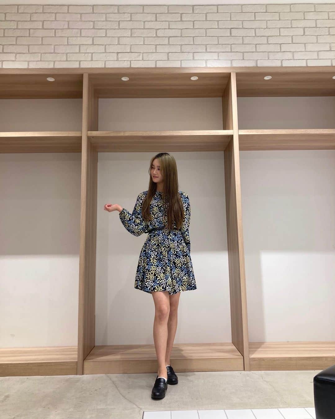 のインスタグラム：「가방도 없는데 무슨 포즈하는겨,, 何のポーズってやつが1番盛れた、まあそういうこともあるよね」
