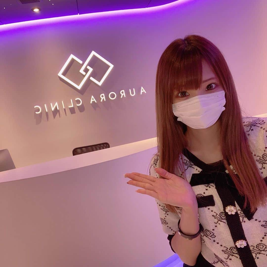 姫宮まほれさんのインスタグラム写真 - (姫宮まほれInstagram)「💎AURORACLINIC💎 新宿にある新しい綺麗なオーロラクリニック 定期的な美肌ケアにおすすめな✨  「ハイドラフェイシャル」をしてきたよ。  ピーリング＋吸引＋美容液導入 のトリートメント🌿  今回は撮影やイベントの前だったので、 ダウンタイムのない処置を駆込みでしたよ⚡️  化粧ノリがよくなってツルツルでした！ 今までの汚れの蓄積で毛穴が開いちゃってた事も分かったのでこれからちゃんとケアする…  「毛穴ケアしたいけど痛いのはハードル高い!🥲」 って諦めちゃった人は、これ試してみてほしい👌  処置の流れは  1、毛穴の洗浄＋皮脂の軟化・剥離 美容成分を含んだ渦巻き状の水流を利用して 余分な汚れ、皮脂や角質を浮かせる  ２、コンビネーションピーリングによる角質除去 グリコール酸＋サリチル酸をブレンドしたマイルドなピーリング剤で、皮膚表面の余分な角質を剥離し、吸引。  ３、毛穴の深部までディープクレンジング 皮膚をやわらかくしながら、毛穴の奥深くまでクレンジングし、毛穴の中の皮脂・汚れを吸引。  ４、美容液の導入で保湿＋鎮静 抗酸化物質やペプチドを含む美容液を導入することで、トリートメントを受けた肌を落ち着かせ、うるおいを与えます。  ハイドラフェイシャル1回 14000円（税込15400円）  🐰【まほれちゃんのSNSを見たよー！】で \ 施術の割引きがあります🉐 / 🔍投稿を見て気になった方はオーロラクリニックさんに問い合わせて聞いてみてね！！✨  #AURORACLINIC #新宿美容クリニック #美容医療クリニック #新宿三丁目 #ハイドラフェイシャル #毛穴ケア #オーロラクリニック # PR」10月26日 17時51分 - mahore07