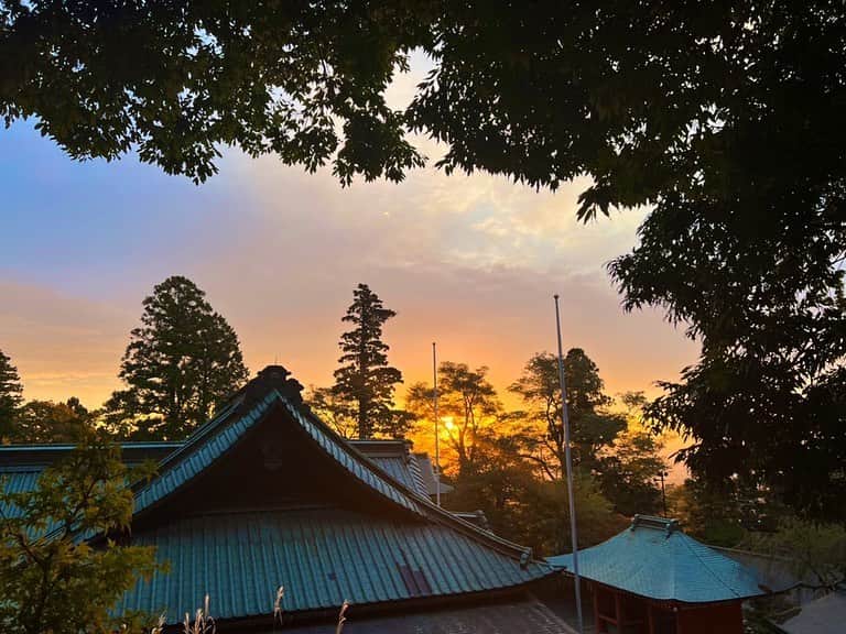 吉澤遥奈のインスタグラム：「⛰ ・ ・ ・  大学の友人と朝4時に起きて高尾山に朝日見に行きました🌄  前日の夜は焚き火をしたりおいしいもの沢山食べました😋  良いリフレッシュになりました！ 山道で出会った原田さんに案内して頂き無事山頂まで✨約1時間30掛かりました⛰  お昼はリフトにも乗ったのですが楽！！笑 とっても素敵な日でした🌿 #旅#山#mountains」