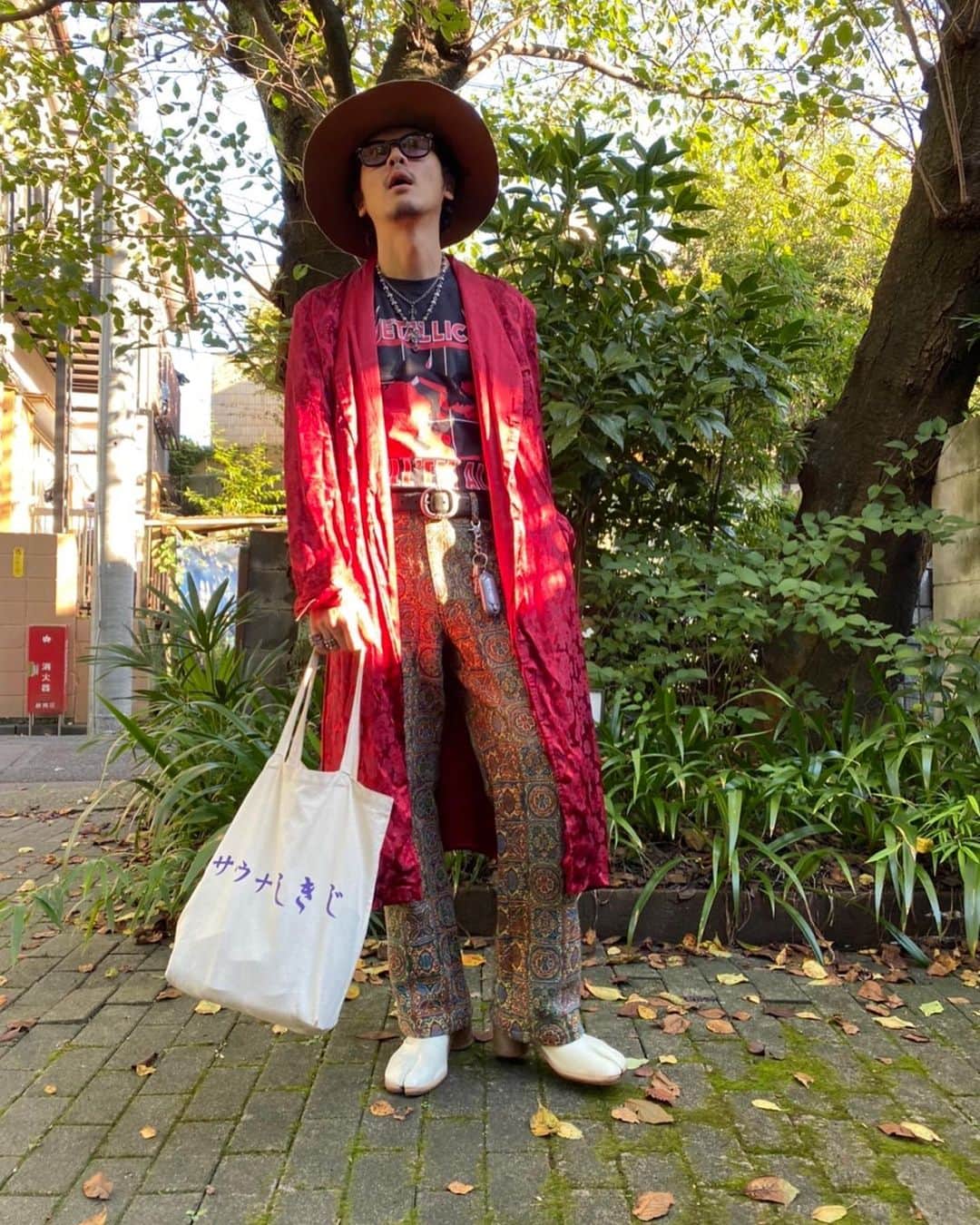 庄村聡泰のインスタグラム：「#サトヤスタイリング  頭 @kijimatakayuki  眼 @gucci  上 #古着 中 @metallica  下 @snack.ngl  靴 @maisonmargiela  鞄 #しきじ 銀 @chromeheartsofficial」
