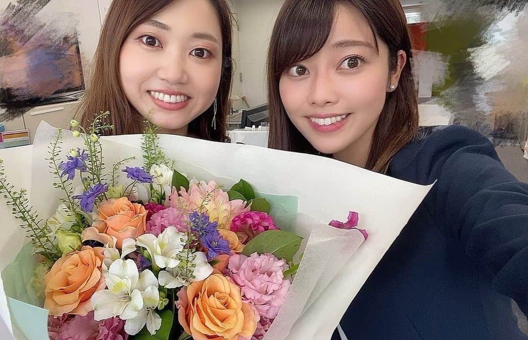 八幡美咲のインスタグラム：「だいすきな森光アナ♡  出社最後の日に💐  ホームテレビの先輩方は アナウンサーとして人として女性として 尊敬する方ばかり☺️  本当に恵まれています✨  退社してもう1ヶ月！ 時の流れは早いですね😂🌸  また会いたいです♡☺️  #広島ホームテレビ #アナウンサー　 #広島　#アナウンサー衣装 #アナウンサーメイク」