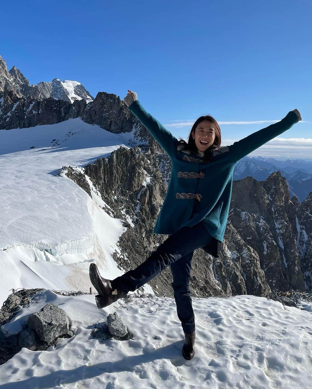 加藤未唯さんのインスタグラム写真 - (加藤未唯Instagram)「標高3466m🗻 地上は3℃あった気温も頂上では-3℃に⛄️さむ 足の指凍ってる！どうしよう！帰ろ？って思うほどで…🥶❄️  それでも山頂からの景色は息をのむ美しさでした🥺✨ 頂上までロープウェイで15分程で登れます、富士山は1泊しないと登れないのに凄いなと思いました🤔  #montblanc #chamonixmontblanc  #mountain #courmayeur #italy  #モンブラン #山 #雪山 #山頂 #山ガール #イタリア #クールマイユール」10月26日 18時15分 - miyukato1121