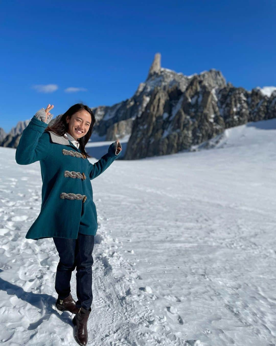 加藤未唯さんのインスタグラム写真 - (加藤未唯Instagram)「標高3466m🗻 地上は3℃あった気温も頂上では-3℃に⛄️さむ 足の指凍ってる！どうしよう！帰ろ？って思うほどで…🥶❄️  それでも山頂からの景色は息をのむ美しさでした🥺✨ 頂上までロープウェイで15分程で登れます、富士山は1泊しないと登れないのに凄いなと思いました🤔  #montblanc #chamonixmontblanc  #mountain #courmayeur #italy  #モンブラン #山 #雪山 #山頂 #山ガール #イタリア #クールマイユール」10月26日 18時15分 - miyukato1121