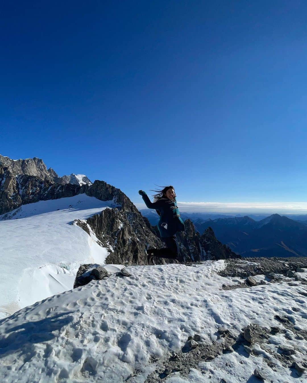 加藤未唯さんのインスタグラム写真 - (加藤未唯Instagram)「標高3466m🗻 地上は3℃あった気温も頂上では-3℃に⛄️さむ 足の指凍ってる！どうしよう！帰ろ？って思うほどで…🥶❄️  それでも山頂からの景色は息をのむ美しさでした🥺✨ 頂上までロープウェイで15分程で登れます、富士山は1泊しないと登れないのに凄いなと思いました🤔  #montblanc #chamonixmontblanc  #mountain #courmayeur #italy  #モンブラン #山 #雪山 #山頂 #山ガール #イタリア #クールマイユール」10月26日 18時15分 - miyukato1121