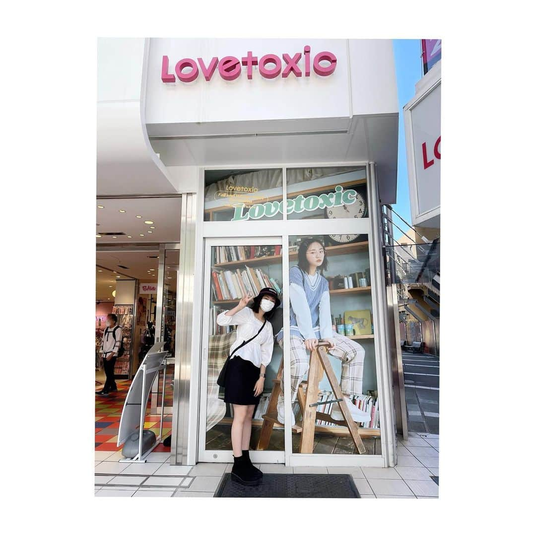 深尾あむさんのインスタグラム写真 - (深尾あむInstagram)「見に行っちゃった。。。！ #lovetoxic #ラブトキ #原宿 #竹下通り店 #nicola #ニコラ #ニコラ11月号発売中 #ニコモ」10月26日 18時34分 - amufukaofficial