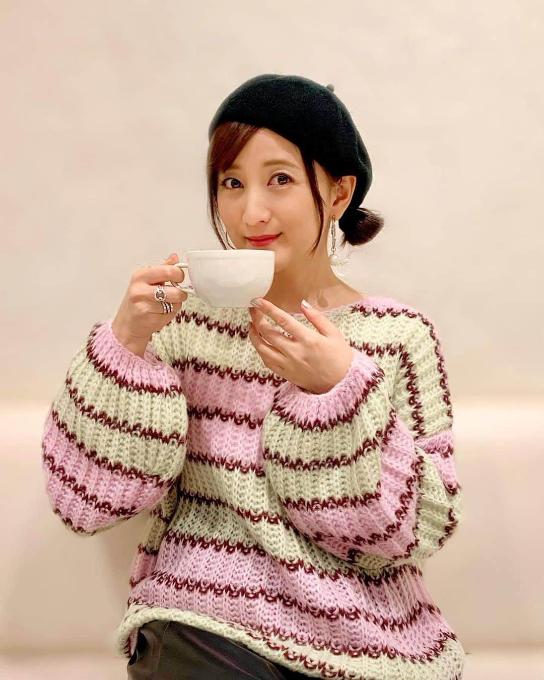 小松彩夏さんのインスタグラム写真 - (小松彩夏Instagram)「⁡ あざとポーズ😝❤️ ⁡ knit @akte_official  ⁡ #こまっちゃんとデートなう ⁡ に使っていいよ😘？笑 ⁡ え？こういうのもう古いの🤪？ ⁡ #knit #ニット #ニット好き #アクテ #AKTE  ⁡」10月26日 18時42分 - official_ayaka_502