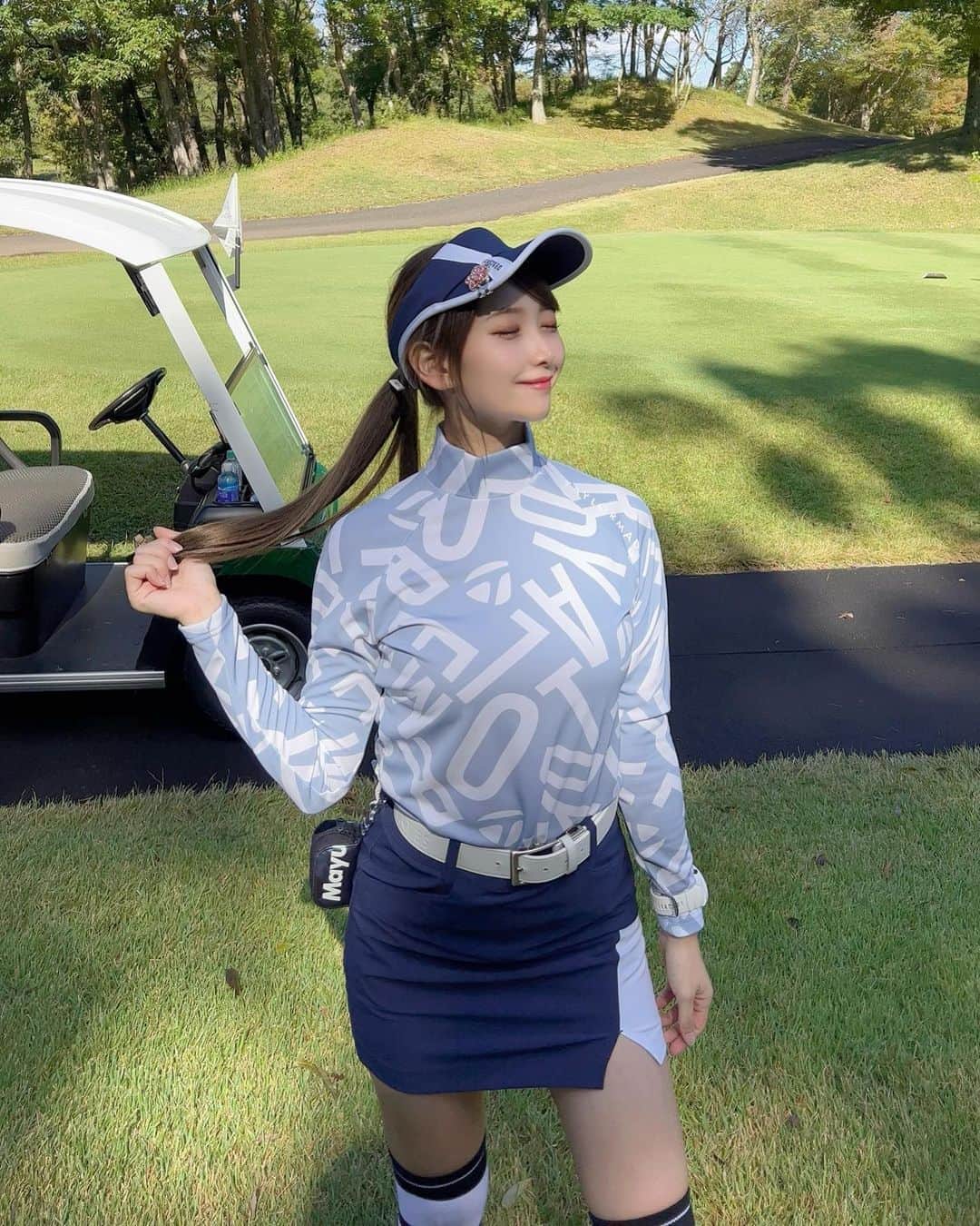 のインスタグラム：「. ストーリーで好評だったから投稿しちゃうっ💙 サイドから見てもかっこいい💙 このスカート、すこーしだけスリットがはいってて動きやすいの😆✨ 中がパンツになってるのも安心で嬉しいポイント👆❣️ 前、黒とピンクの着てて、色チ買いしたんだ〜🥰 @taylormade_golf_japan_apparel_ . 明日は平日だけどラウンド⛳️ 80前半でまわりたいな〜、、！ 3パットもありませんように🙏✨ . がんばるっ🥺 . #ゴルフ女子#ゴルフ初心者#ゴルフ#ゴルフ好き#ゴルフ好きな人と繋がりたい#ゴルフウェア#ゴルフコーデ#ゴルフファッション#テーラーメイド#テーラーメイドアパレル#テーラーメイドゴルフ#成田ゴルフ倶楽部 #taylormade#taylormadegolf#golf#golfwear#golfswing#golfstagram#golflife#golfgirl#golfer#narita#japan#japanesegirl」