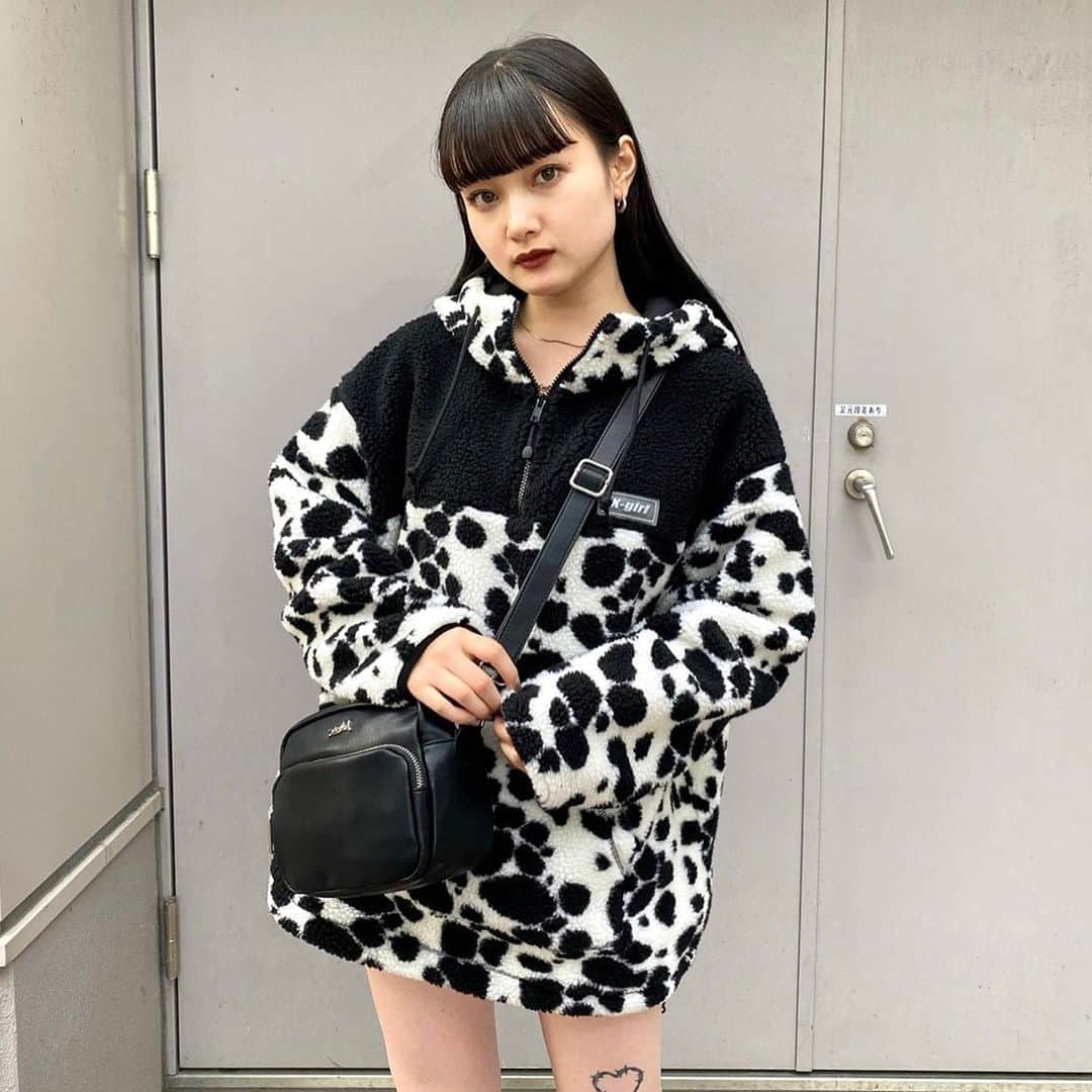 XGIRL_ootdさんのインスタグラム写真 - (XGIRL_ootdInstagram)「#xgirl_ootd @________.2m 155cm 　 X-girl KANAZAWA STAFF 　 ------------------------------------ ▪️DALMATIAN BOA HOODIE ￥15,400(税込) ▪️BASIC HIGH-WAISTED SHORT PANTS ￥9,900(税込) ▪️FAUX LEATHER SHOULDER BAG ￥6,600(税込) ------------------------------------ 　 #xgirl #xgirljp #xgirlus #エックスガール #ストリートコーデ #ストリートファッション #スタッフスナップ #ボアアウター #アウター #ダルメシアン柄 #アノラック」10月26日 18時50分 - xgirl_ootd