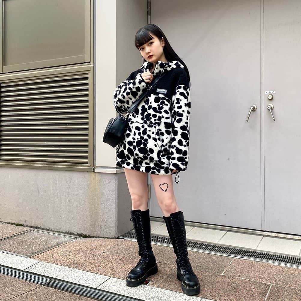 XGIRL_ootdのインスタグラム：「#xgirl_ootd @________.2m 155cm 　 X-girl KANAZAWA STAFF 　 ------------------------------------ ▪️DALMATIAN BOA HOODIE ￥15,400(税込) ▪️BASIC HIGH-WAISTED SHORT PANTS ￥9,900(税込) ▪️FAUX LEATHER SHOULDER BAG ￥6,600(税込) ------------------------------------ 　 #xgirl #xgirljp #xgirlus #エックスガール #ストリートコーデ #ストリートファッション #スタッフスナップ #ボアアウター #アウター #ダルメシアン柄 #アノラック」
