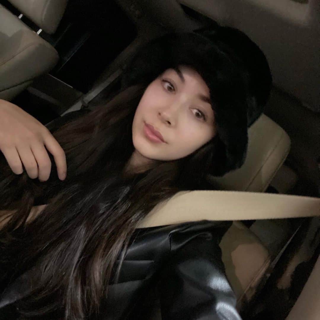 エレナ・アレジ・後藤のインスタグラム：「fluffy hat season has started 🧊🥶」
