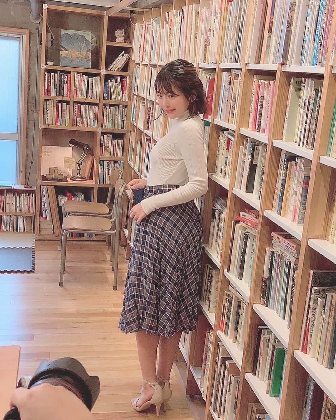 佐々木萌香さんのインスタグラム写真 - (佐々木萌香Instagram)「📚👙 . ▷▶︎▷▶︎Swipeしてね。  ヤンマガwebさん @yanmaga.jp  にて グラビア公開しています。  自分の趣味や特技をグラビアで表現できて 幸せな空間での撮影でした꒰( ˙ᵕ‎˙ )꒱ 水着姿で本物の本屋さんの本に囲まれて なかなか非現実的なシチュエーション💭  眼鏡をかけて地味っぽい雰囲気(普段の萌香っぽい)だけど 身体が水着姿で大胆な感じです。  3枚目の"本×眼鏡っ娘"はズバリ 萌香のフェチが満載です。  ➡︎🔍ヤンマガwebで検索してね https://yanmaga.jp/gravures/books/%E4%BD%90%E3%80%85%E6%9C%A8%E8%90%8C%E9%A6%99%E3%81%8C%E6%B0%B4%E7%9D%80%E3%81%A7%E8%AA%AD%E6%9B%B8/9edc7e419950da2ff15f41ed9134d386  #ヤンマガweb  #ヤングマガジン  #グラビア #佐々木萌香 #水着 #レースクイーン #instagood #follow」10月26日 19時02分 - moeka_sasaki