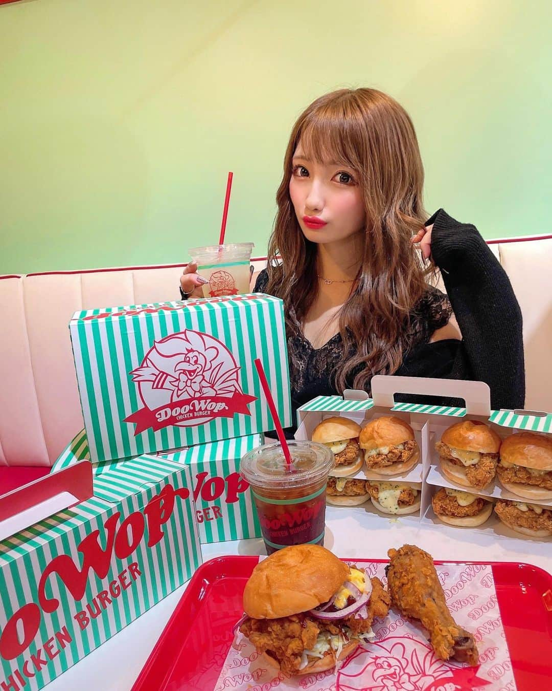 まゆぴちゅーさんのインスタグラム写真 - (まゆぴちゅーInstagram)「10/27グランドオープン🗽❤️！ チキンハンバーガー専門店🐓🍔  📍『Doo Wop』 @official_doowop   代官山にできて大人気のDoo Wop(ドゥーワップ)が、 なんと10/27に渋谷道玄坂店がOpen⭐️❗️  レセプションパーティーにご招待いただいて いってきたよーん🍔🍟❤︎  本場アメリカのチキンハンバーガーが日本で 唯一楽しめると話題のDoo Wopは、 店内もアメリカンで可愛くてインスタ映え❤️  そしてなにより味が美味しすぎるの🥺！！！  チキンサクサクだし、ハンバーガーのソースも 6種類とかあって選べて楽しいっ😳💓♪  ここ個人的にずっと気になって代官山店行ってて 感動してたからこれ呼ばれたの本当に嬉しかった←  まじで美味しいから行ってみてね🇺🇸🐓🍔★ . . この日のコーデ👢▼  tops / @rienda_official  skirt / @blackqueen.official  belt / @_coco_vintage_   お気に入りコーデでした❤︎ . . . #doowop #チキンハンバーガー #チキンバーガー #アメリカンカフェ #渋谷カフェ #渋谷グルメ #渋谷ランチ #東京カフェ #インスタ映えスポット #インスタ映え料理 #ootd #レザースカート #大人カジュアルコーデ」10月26日 18時58分 - mayu_03pichu