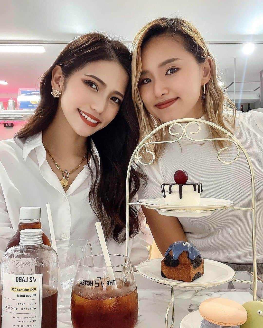 Marika Kajiwaraさんのインスタグラム写真 - (Marika KajiwaraInstagram)「The √2 Hotel の1Fにある Root2 Coffee🧁💗 ＊ チェックインする前に ケーキとボトルドリンクを頂いたよ🤤 ハロウィン仕様可愛い〜❤︎ ＊ ＊ --------------------------------------- 【Root2 Coffee】 📌京都市南区東寺東門前町49-1 🚃京都駅から900m 🍀12:00〜18:00 --------------------------------------- ＊ ＊ ＊ #京都 #京都カフェ #カフェ巡り #旅行 #女子旅 #タビジョ #trip #tabijyo #tabimuse #traveler #instagood #marika_trip」10月26日 19時00分 - marika__kw