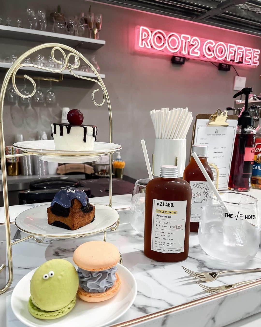 Marika Kajiwaraさんのインスタグラム写真 - (Marika KajiwaraInstagram)「The √2 Hotel の1Fにある Root2 Coffee🧁💗 ＊ チェックインする前に ケーキとボトルドリンクを頂いたよ🤤 ハロウィン仕様可愛い〜❤︎ ＊ ＊ --------------------------------------- 【Root2 Coffee】 📌京都市南区東寺東門前町49-1 🚃京都駅から900m 🍀12:00〜18:00 --------------------------------------- ＊ ＊ ＊ #京都 #京都カフェ #カフェ巡り #旅行 #女子旅 #タビジョ #trip #tabijyo #tabimuse #traveler #instagood #marika_trip」10月26日 19時00分 - marika__kw