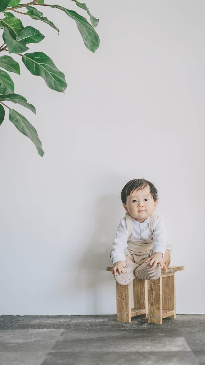 のインスタグラム：「0歳の悠陽 Last day👶🏻🌿 * * いよいよ明日で1歳に、、、🥲 * ほんまに1年あっという間やったなぁ って考え出すとポロリポロリ きちゃうねぇ😂 今までの繋げてみた🎬 * 明日ははじめての誕生日🎂🎉 たくさん愛情込めて祝うよ♡♡ バースデー投稿続くけど お付き合いください😌 * * * #0歳最後の日」