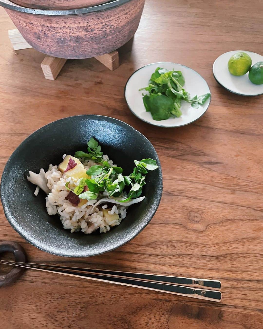 原田沙奈子さんのインスタグラム写真 - (原田沙奈子Instagram)「秋が来た🍠アマネが大好きなさつまいもご飯。 我が家はさつまいもだけでなく、ベーコンと舞茸を入れる。 と、風味も増してとんでもなく美味しい。←  土鍋の炊き込みご飯だけで、もう大満足。 なのだけど、 今回は発芽米を半分混ぜて栄養バランスの良い炊き込みご飯に。 （このファンケルの発芽米は独自製法で少しずつ発芽させているから、栄養価と美味しさを兼ね備えている） アマネは一体何杯おかわりしたんだろ… 美味しく食べて健康でいられるって有難い😌  私の土鍋のさつまいもご飯（毎回適当）、良ければ書いておきますので🤲  ーーー 【土鍋のさつまいもご飯】 ・白米 1カップ ・発芽米 1カップ ・水 2カップ ・酒 大1 ・根昆布だし（白だし） 小1 ・塩 小1弱 ・さつまいも 1/2本 ・ベーコン 100gくらい（お好みで） ・舞茸 半パックくらい ✔️さつまいもは好きな大きさに切って水にさらす、ベーコンも好きな大きさに切っておく、舞茸は程よい大きさに手でさいておく ✔️土鍋に研いでおいた白米に発芽米を合わせ、水、酒、根昆布だし、塩を入れて軽く混ぜてから具材を入れる※写真参照 ✔️中火で煮立ってきたら弱火にして10〜12分炊いたら、火を消して15分蒸らして出来上がり ーーー  笑っちゃうくらい簡単なのに本当に美味しい。  そして、余談だけど。 このさつまいもご飯に、 刻んだクレソンとオリーブオイルに黒胡椒、うんまい。  他にも、 粉チーズとバターと醤油もオススメ。  炊く時に塩昆布混ぜても、 ダシをコンソメに変えて洋風にしても◎  色んな食べ方出来るし、 子供も大人もバクバク食べてくれる。 白米に発芽米混ぜるだけのお手軽な健康管理。  是非食べてみてほしいなぁ🤍  #丁寧な暮らし #健康管理 #健康管理 #おうちご飯 #おうちごはん #手軽 #fancl #発芽米 #ファンケル発芽米 #PR　 #サナコ_レシピ#簡単レシピ」10月26日 19時14分 - sanakoharada