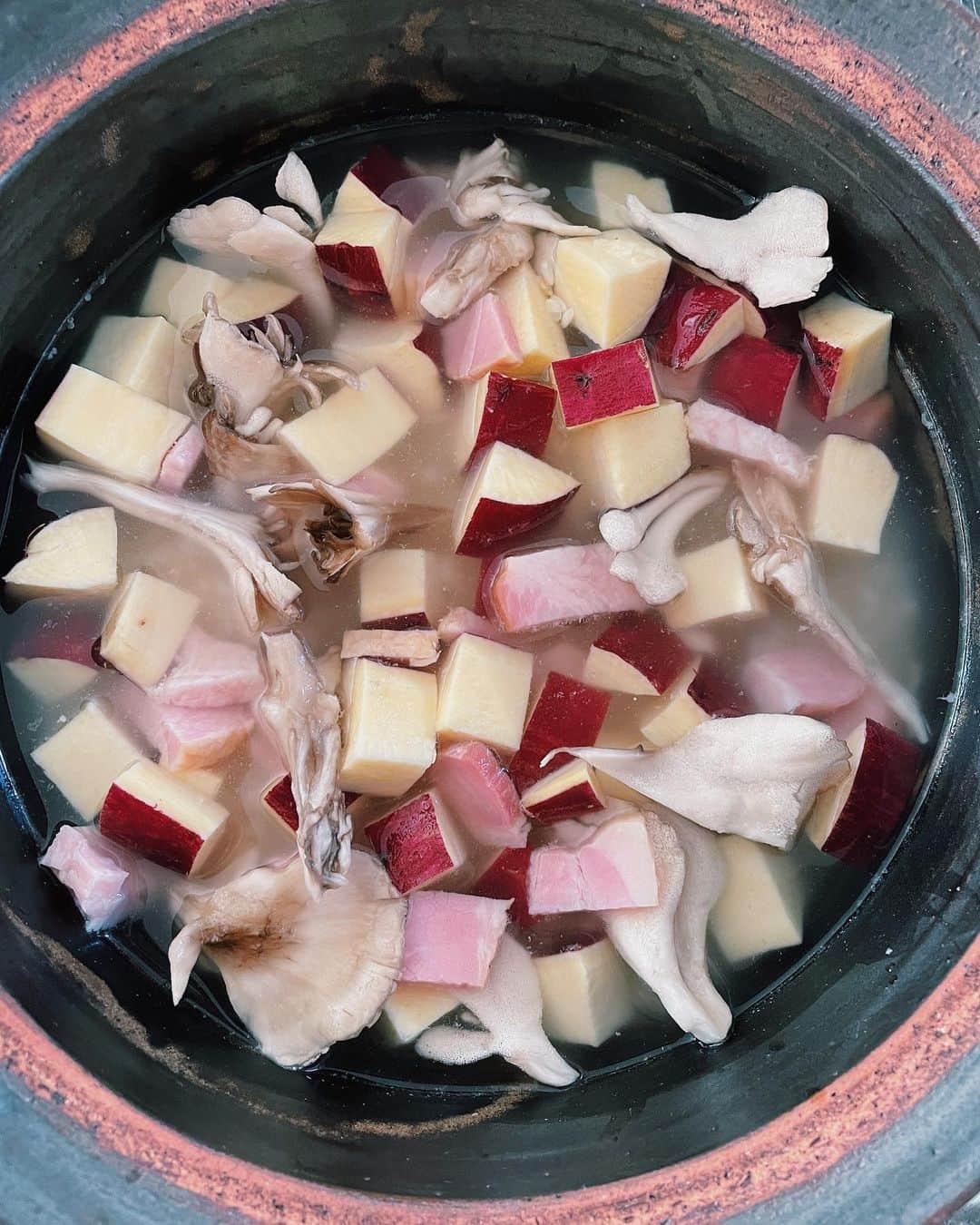 原田沙奈子さんのインスタグラム写真 - (原田沙奈子Instagram)「秋が来た🍠アマネが大好きなさつまいもご飯。 我が家はさつまいもだけでなく、ベーコンと舞茸を入れる。 と、風味も増してとんでもなく美味しい。←  土鍋の炊き込みご飯だけで、もう大満足。 なのだけど、 今回は発芽米を半分混ぜて栄養バランスの良い炊き込みご飯に。 （このファンケルの発芽米は独自製法で少しずつ発芽させているから、栄養価と美味しさを兼ね備えている） アマネは一体何杯おかわりしたんだろ… 美味しく食べて健康でいられるって有難い😌  私の土鍋のさつまいもご飯（毎回適当）、良ければ書いておきますので🤲  ーーー 【土鍋のさつまいもご飯】 ・白米 1カップ ・発芽米 1カップ ・水 2カップ ・酒 大1 ・根昆布だし（白だし） 小1 ・塩 小1弱 ・さつまいも 1/2本 ・ベーコン 100gくらい（お好みで） ・舞茸 半パックくらい ✔️さつまいもは好きな大きさに切って水にさらす、ベーコンも好きな大きさに切っておく、舞茸は程よい大きさに手でさいておく ✔️土鍋に研いでおいた白米に発芽米を合わせ、水、酒、根昆布だし、塩を入れて軽く混ぜてから具材を入れる※写真参照 ✔️中火で煮立ってきたら弱火にして10〜12分炊いたら、火を消して15分蒸らして出来上がり ーーー  笑っちゃうくらい簡単なのに本当に美味しい。  そして、余談だけど。 このさつまいもご飯に、 刻んだクレソンとオリーブオイルに黒胡椒、うんまい。  他にも、 粉チーズとバターと醤油もオススメ。  炊く時に塩昆布混ぜても、 ダシをコンソメに変えて洋風にしても◎  色んな食べ方出来るし、 子供も大人もバクバク食べてくれる。 白米に発芽米混ぜるだけのお手軽な健康管理。  是非食べてみてほしいなぁ🤍  #丁寧な暮らし #健康管理 #健康管理 #おうちご飯 #おうちごはん #手軽 #fancl #発芽米 #ファンケル発芽米 #PR　 #サナコ_レシピ#簡単レシピ」10月26日 19時14分 - sanakoharada