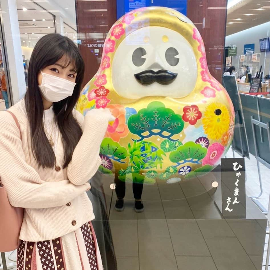 寺嶋由芙さんのインスタグラム写真 - (寺嶋由芙Instagram)「金沢駅にて(ﾟωﾟ) ・ 先日、石川県の西金プリンスロード商店会のお祭りに呼んでいただいて、出演してまいりました(ﾟωﾟ)うれしやありがたや ・ 石川、お魚おいしくて温泉もあってお上品で大好き(ﾟωﾟ)加賀温泉郷フェスにもまた出たいぜよー(ﾟωﾟ)♨️ ・ #ひゃくまんさん #石川県 #石川 #西金プリンスロード商店会　#西金沢 #ゆっふぃー #アイドル #ゆるキャラ #japaneseidol #yuruchara」10月26日 19時15分 - yufu_terashima