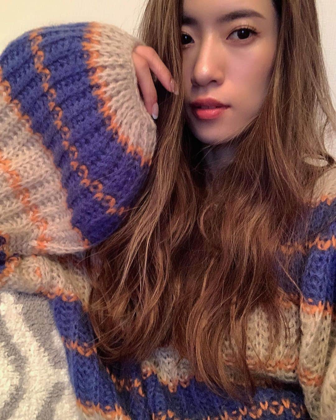 柳めぐみのインスタグラム：「. . ニットの季節🧶♥️ . #袖がおかわ #akte #ニット #冬がはじまるよ #髪伸びた #久々すぎる投稿」