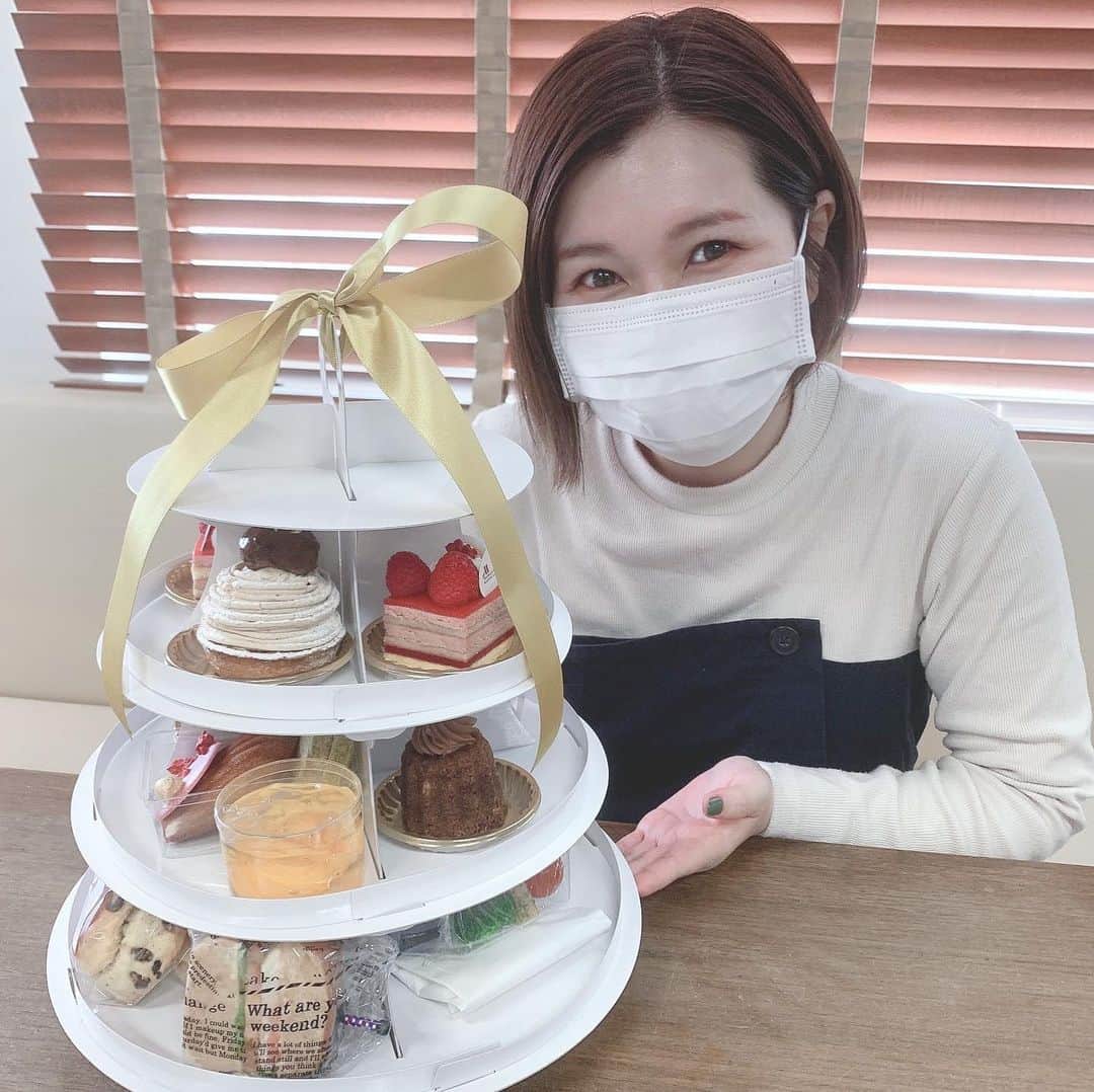 橋口侑佳のインスタグラム：「♪ FM愛知　アフタヌーンカラーズ 今週末はLovely #Halloween week  #名古屋マリオットアソシアホテル の#テイクアウト #アフタヌーンティー 可愛い！美味しい！でパーフェクト🧁 やっぱりマリオットりのスイーツひと味違う…  番組で#鬼滅の刃 #煉獄杏寿郎 色の#ヘアカラーワックス を体験  発色がよくて、アップルの香り ハロウィン🎃仮装にオススメ♪ 洗い流せるから、どんな人でも楽しめそう👻  #派手髪体験したい方へもオススメ #紅蓮花 の#LiSA さん色だと自分では思ってる」