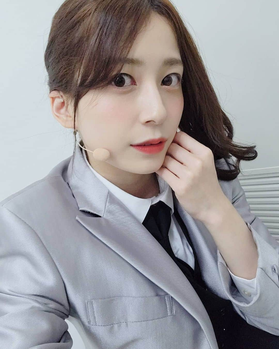 佐々木優佳里さんのインスタグラム写真 - (佐々木優佳里Instagram)「❤️  ミュージカル『THE SHOW TIME』 全6公演本当にありがとうございました！  今回経営者役ということで… 沢山壁にぶつかったなぁ。  でもそんな時間が楽しかったですし  初ミュージカルということで、 また一つ自分の成長に繋がりました。 最後まで彩芽を演じることができて本当に幸せでした！  ドラマも舞台も映画も。  いろんな形でみなさんにこの作品を届けることができて嬉しいです。  これからもお楽しみにっ！！！  辻彩芽役　佐々木優佳里  #舞台 #ミュージカル #タキシード」10月26日 19時29分 - yuka_mocha_roll