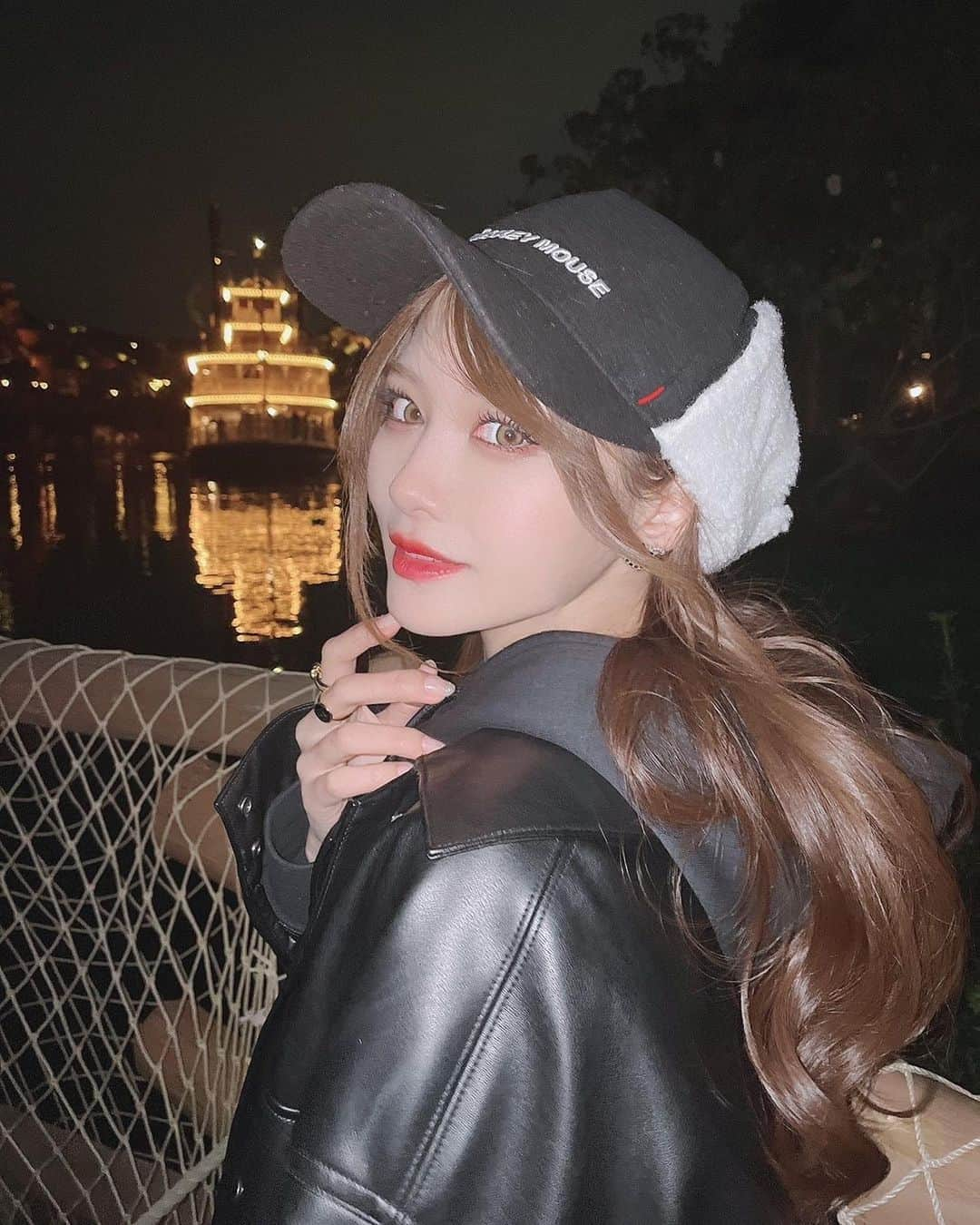 相沢みなみさんのインスタグラム写真 - (相沢みなみInstagram)「NIGHT DISNEY🌉🐭🏰🖤 . 写真は全部親友ちゃんが 撮ってくれたのー📸 センス抜群過ぎませんか🙌🏻🖤 . #1日カメラマンありがとう  #親友ちゃん #らぶ  #一緒に行けてよかった  . #ディズニー #ディズニーランド  #ディズニーコーデ #ナイトディズニー  #レザージャケット #レザーコーデ  #disney #disneyland #disneygram  #disneystyle #leather #leatherjacket  . #相沢みなみ」10月26日 19時50分 - epoint2016