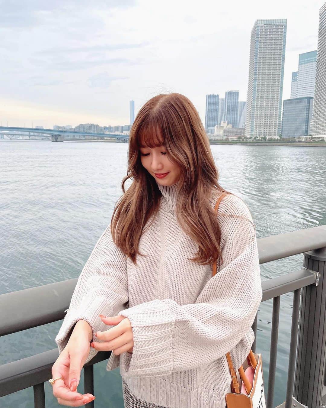 水越愛華さんのインスタグラム写真 - (水越愛華Instagram)「ニットの季節🧶🤍  このriendaのニット Latteをモチーフにしてるカラーだから ラテニットっていうんだって☕️🤍  悩んだ末に私は Coffee latteにした😚🤍  #rienda#Latte#pr#ラテニット」10月26日 19時50分 - iamemika21