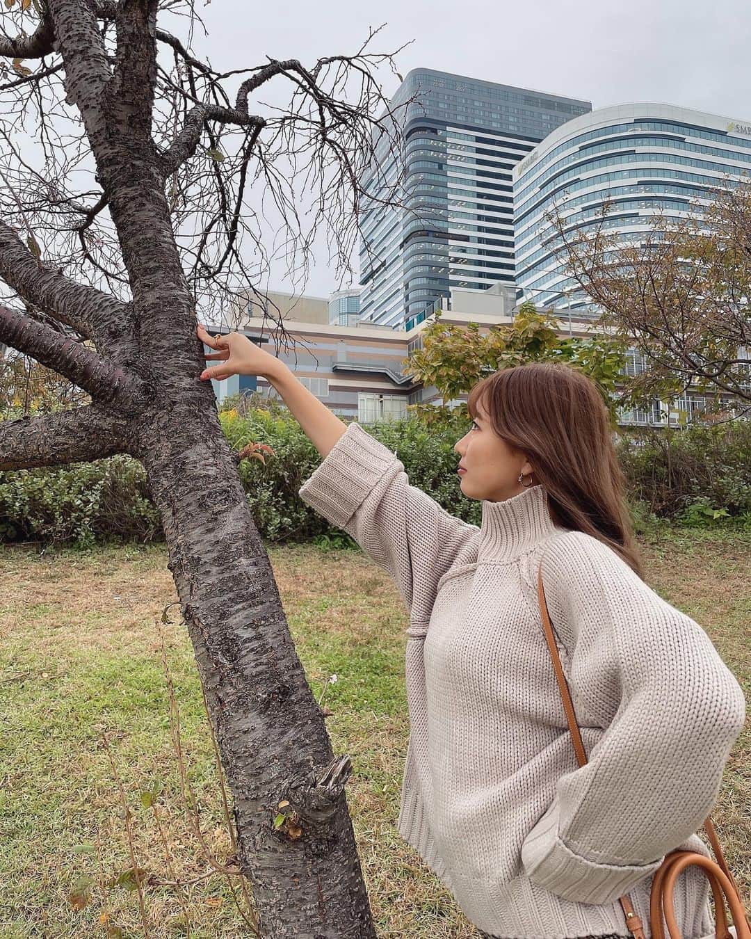 水越愛華さんのインスタグラム写真 - (水越愛華Instagram)「ニットの季節🧶🤍  このriendaのニット Latteをモチーフにしてるカラーだから ラテニットっていうんだって☕️🤍  悩んだ末に私は Coffee latteにした😚🤍  #rienda#Latte#pr#ラテニット」10月26日 19時50分 - iamemika21