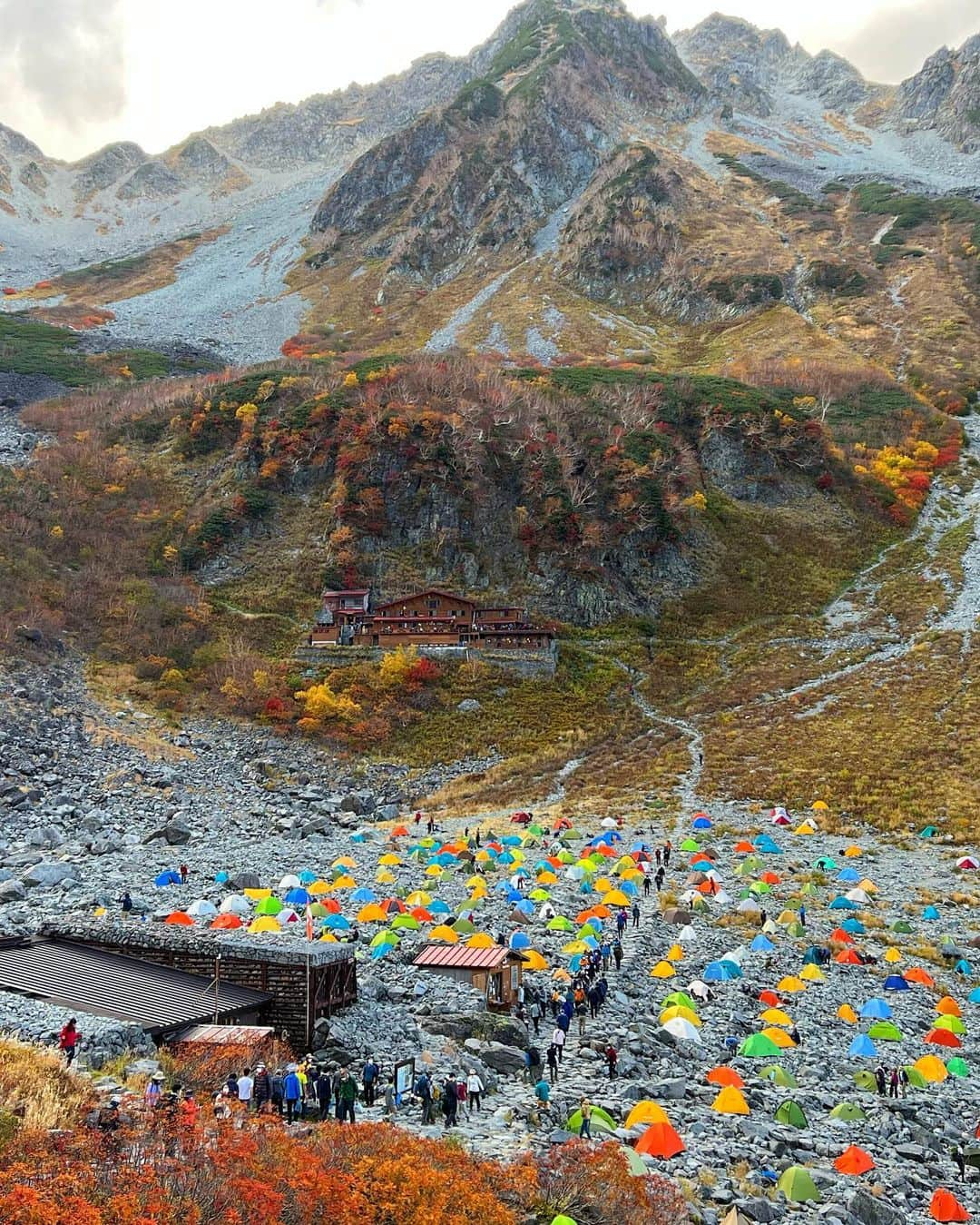 中村葵さんのインスタグラム写真 - (中村葵Instagram)「・ ・ 秋の涸沢🍁 とても綺麗！！大好きな景色⛰✨ 青空と曇りの写真を。 ・ 紅葉の色と、テントのカラフルさが可愛い⛺️🍁⛰✨ ・ ・ #涸沢　#涸沢カール　#北アルプス　#北アルプス縦走　#縦走　#秋山　#秋山登山　#秋　＃紅葉　#秋の涸沢 #涸沢ヒュッテ　#涸沢小屋　#テント泊 #テント泊登山 #テント #山ガール　#トレッキング　#山登り　#登山　#山登り好きな人と繋がりたい #登山好きな人と繋がりたい #山ガール　#リポーター　#中村葵」10月26日 20時03分 - aoinakamura123