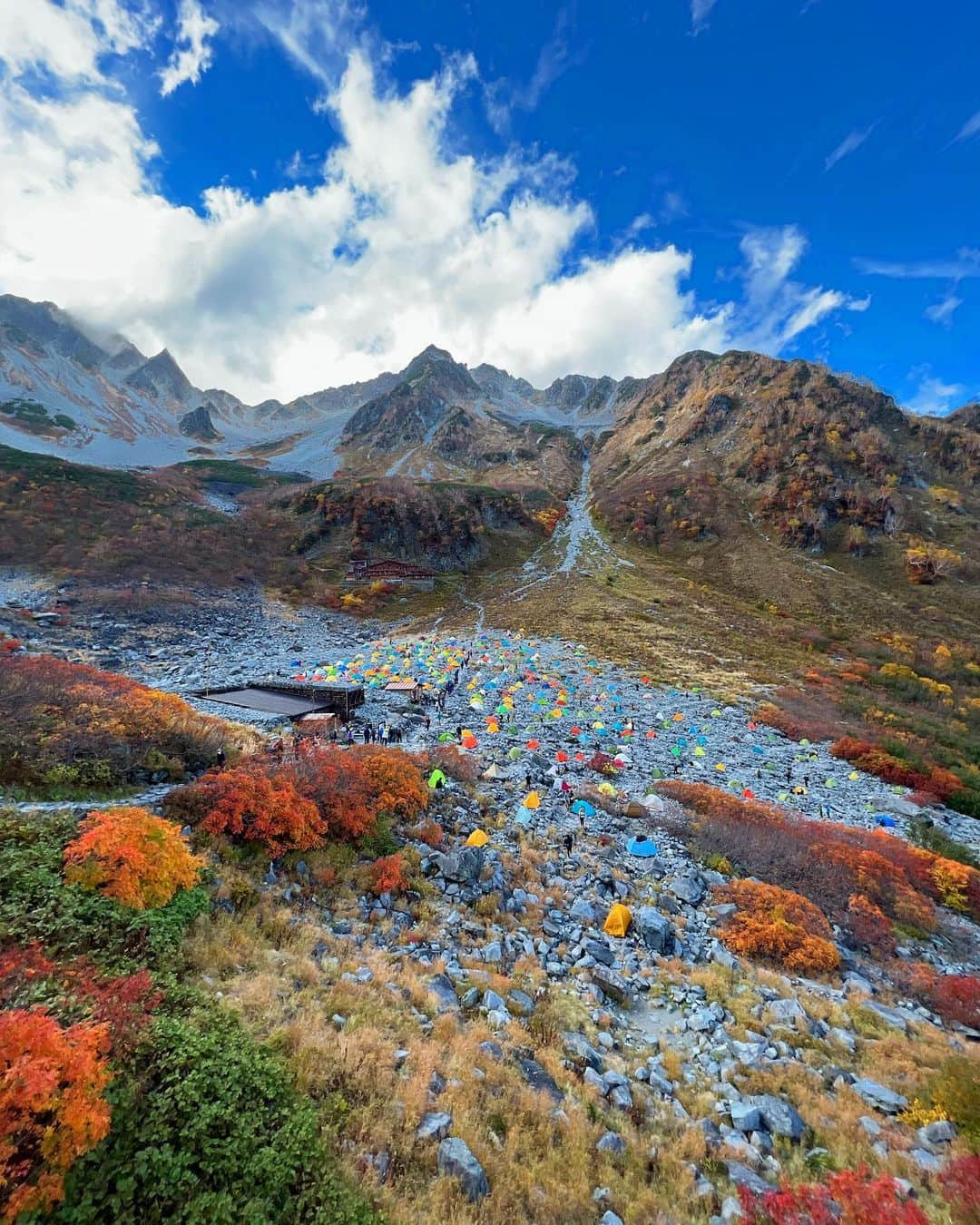 中村葵のインスタグラム：「・ ・ 秋の涸沢🍁 とても綺麗！！大好きな景色⛰✨ 青空と曇りの写真を。 ・ 紅葉の色と、テントのカラフルさが可愛い⛺️🍁⛰✨ ・ ・ #涸沢　#涸沢カール　#北アルプス　#北アルプス縦走　#縦走　#秋山　#秋山登山　#秋　＃紅葉　#秋の涸沢 #涸沢ヒュッテ　#涸沢小屋　#テント泊 #テント泊登山 #テント #山ガール　#トレッキング　#山登り　#登山　#山登り好きな人と繋がりたい #登山好きな人と繋がりたい #山ガール　#リポーター　#中村葵」