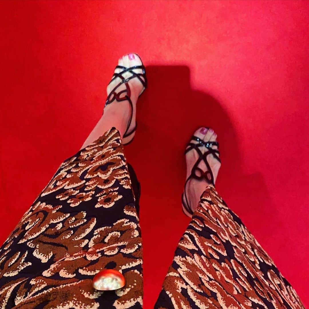松岡李那のインスタグラム：「♥️大安♥️ @louboutinworld」