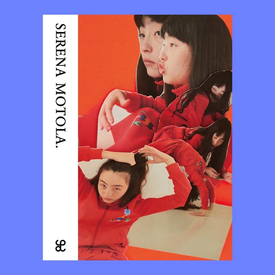のインスタグラム：「Lula books 「SERENA MOTOLA.」  明日発売です💁‍♀️  過去のアーカイブ作品に加え新たに撮影した2つのストーリー、つぐみちゃん　@tsugumi_jp に撮ってもらった私服スナップに、特別ゲストを迎えた対談企画に、もりだくさんな一冊💙  その発売を記念して明日 10/27 18:00〜20:00 BOOKMARC @marcjacobsjapan にてサイン会を開催します。   ぜひこの特別な一冊を直接お渡ししたいなと思い、感染対策をした上でこのスペシャルイベントを設けて頂きました✨  ぜひ、たくさんの方にお会いできたら嬉しいです💕  詳しくはプロフィールのURLをcheck！」